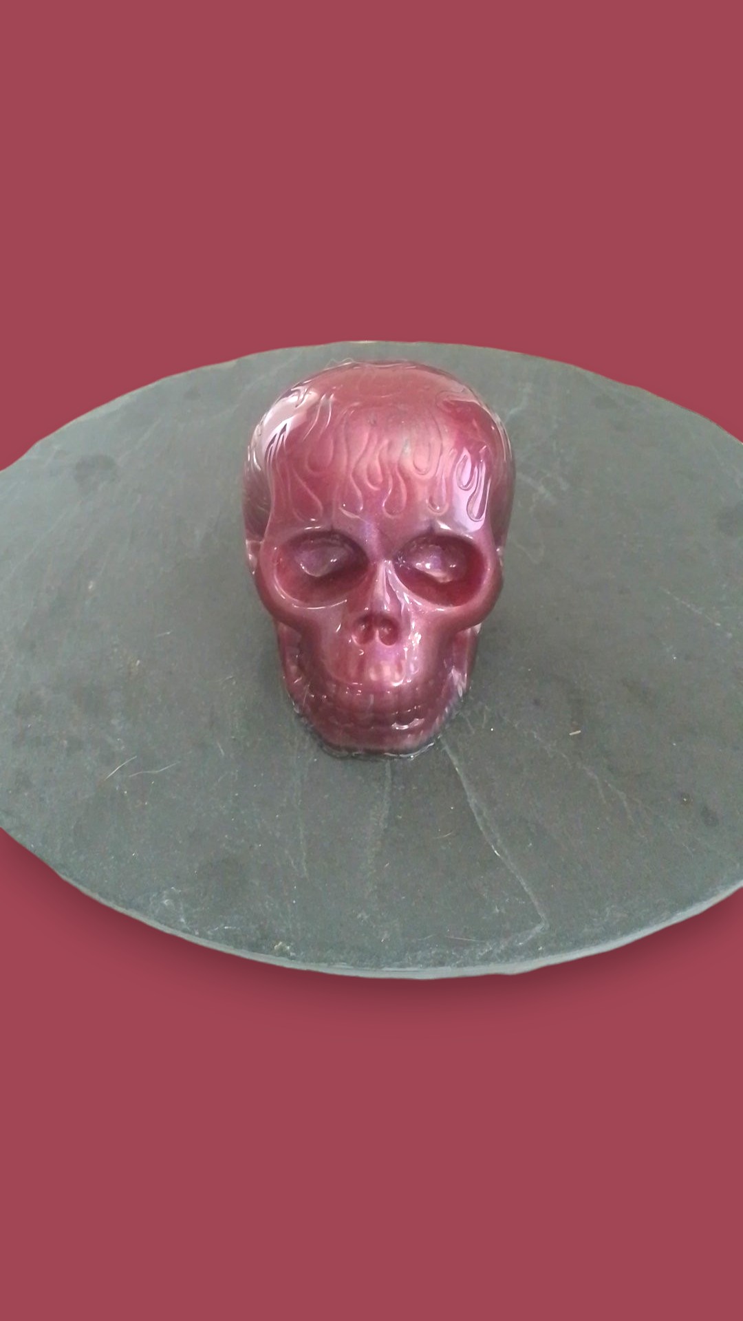 Crâne décoratif unique en résine époxy – Fait main, bordeaux – Pièce artistique originale