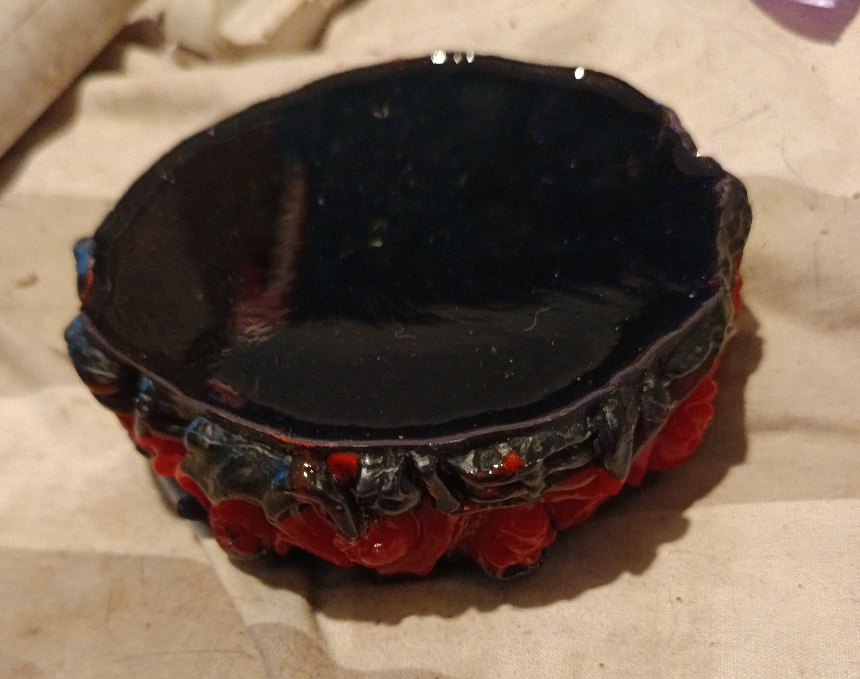 Cendrier crâne Rouge et noir en résine époxy artisanale