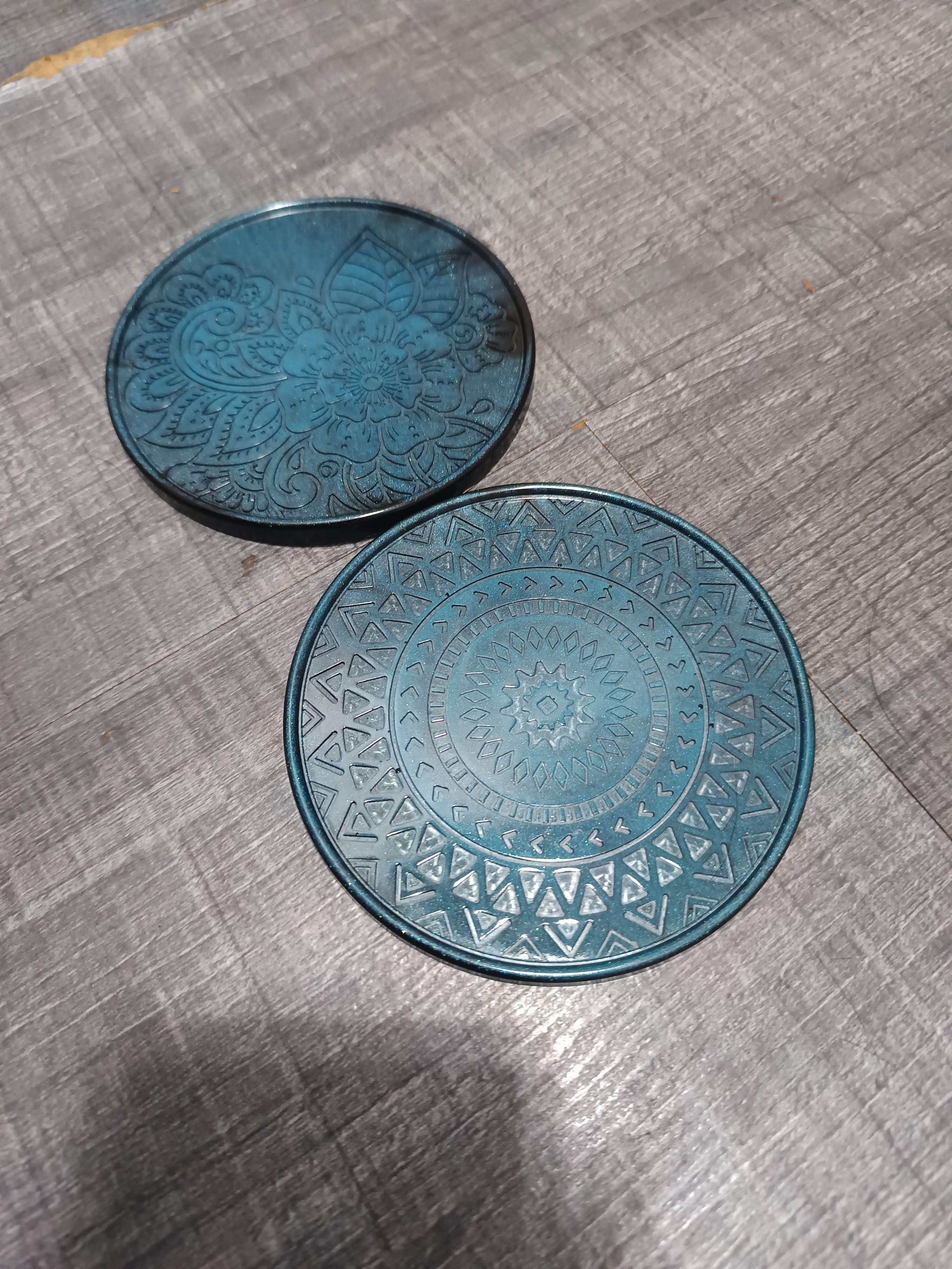 Dessous de verre bleu turquoise et noir orné de motifs de mandala. En résine époxy artisanale entièrement fait main en France et pièce unique.
