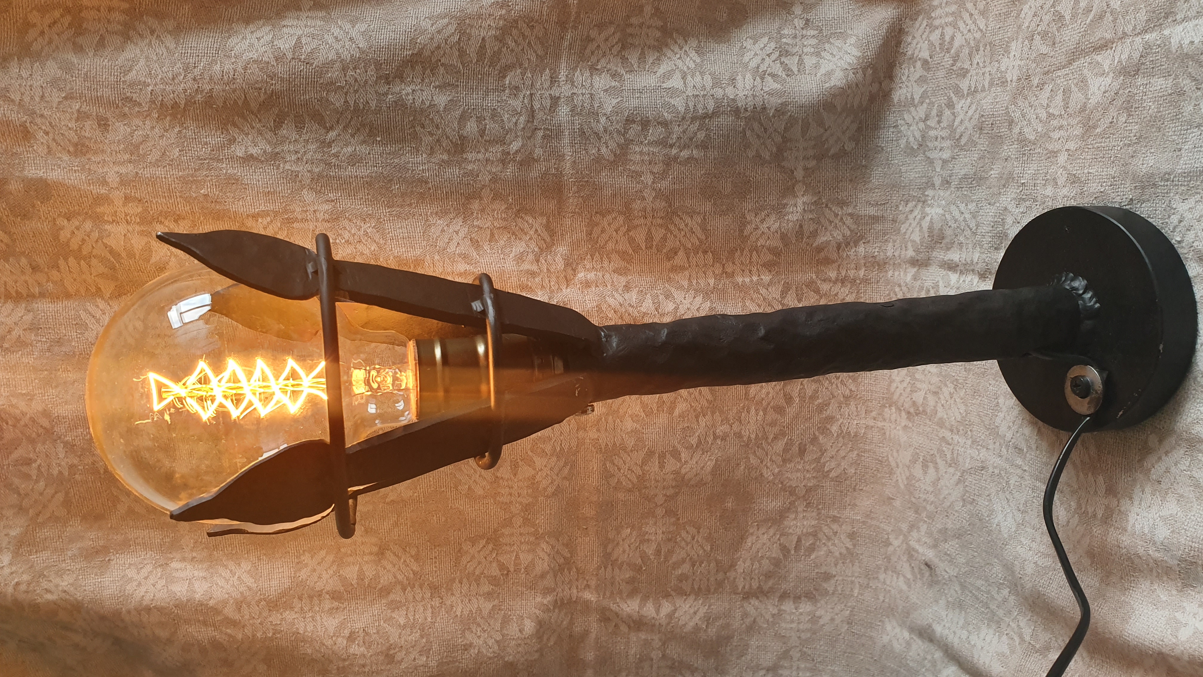 Kalviškas dekoratyvinis lempos stovas su klasikine lempa