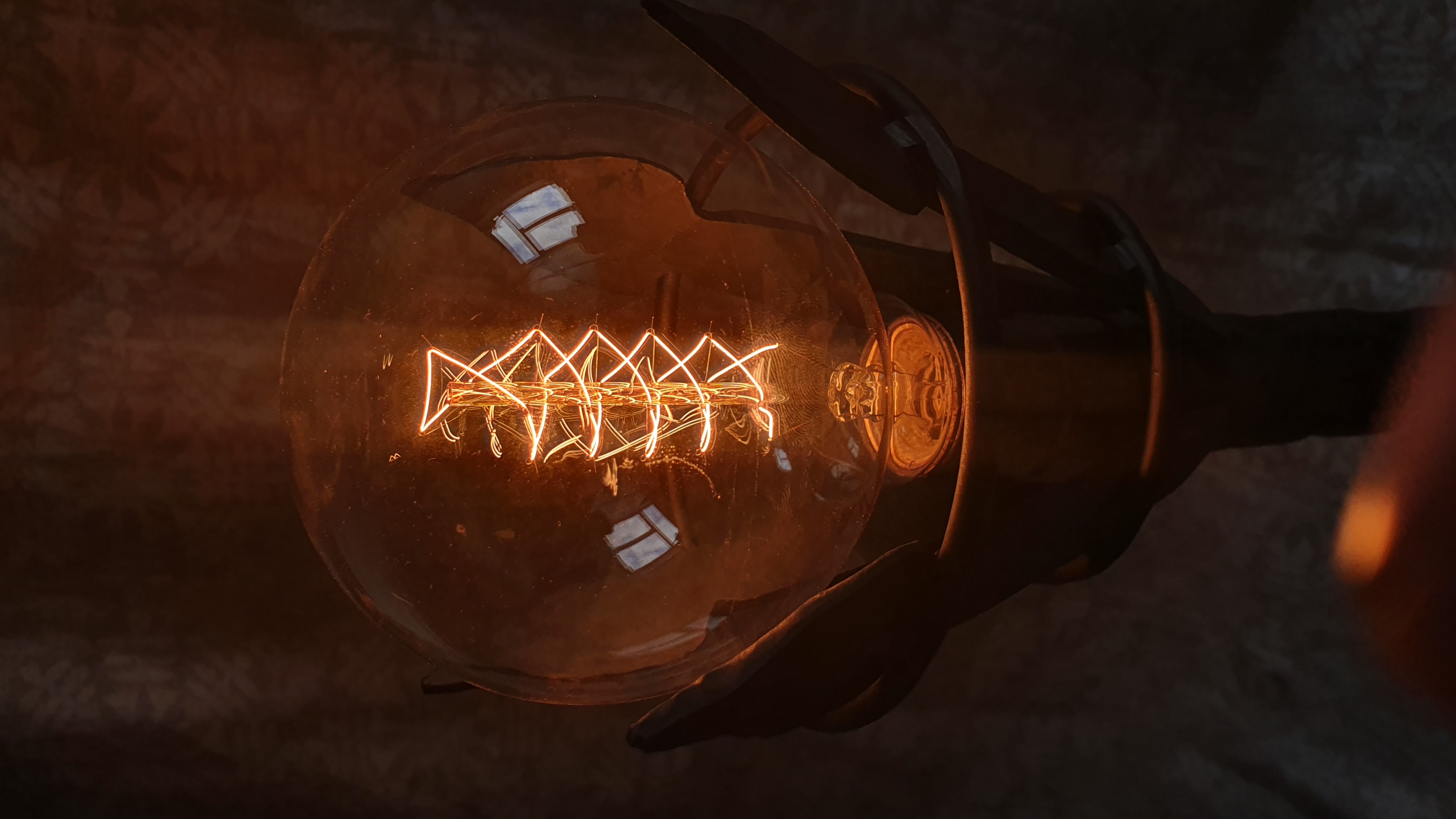 Kalviškas dekoratyvinis lempos stovas su klasikine lempa