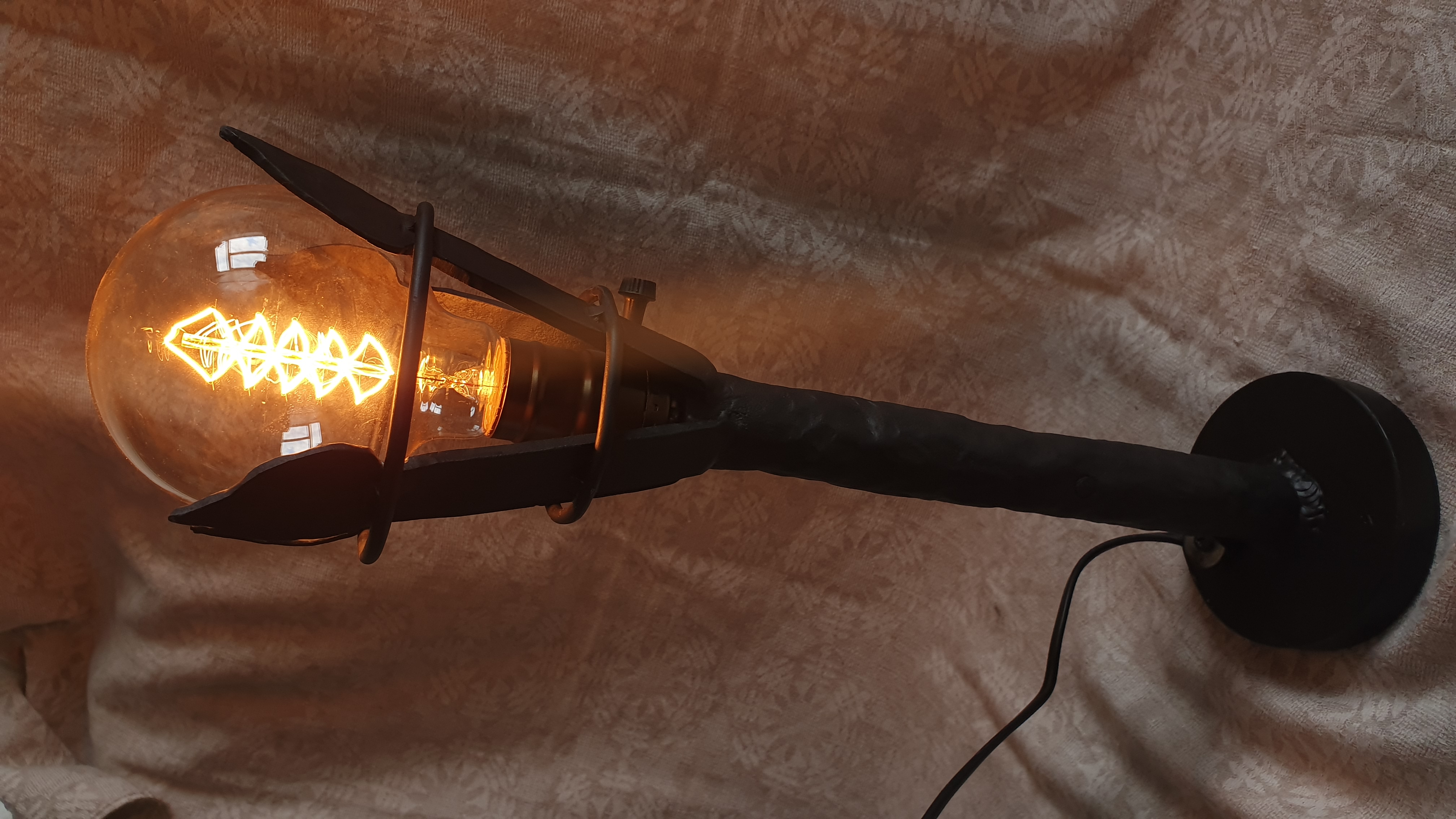 Kalviškas dekoratyvinis lempos stovas su klasikine lempa