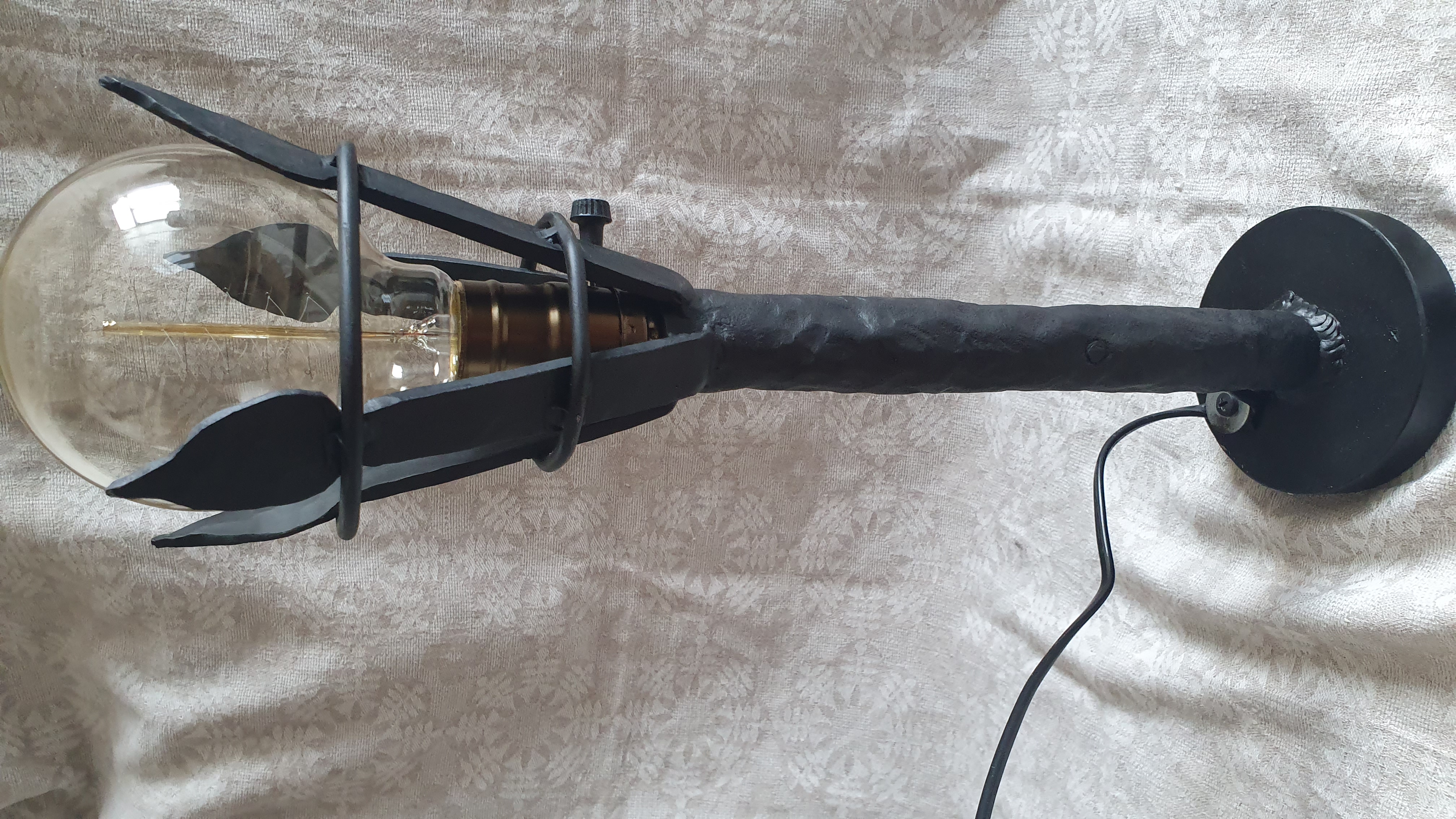 Kalviškas dekoratyvinis lempos stovas su klasikine lempa