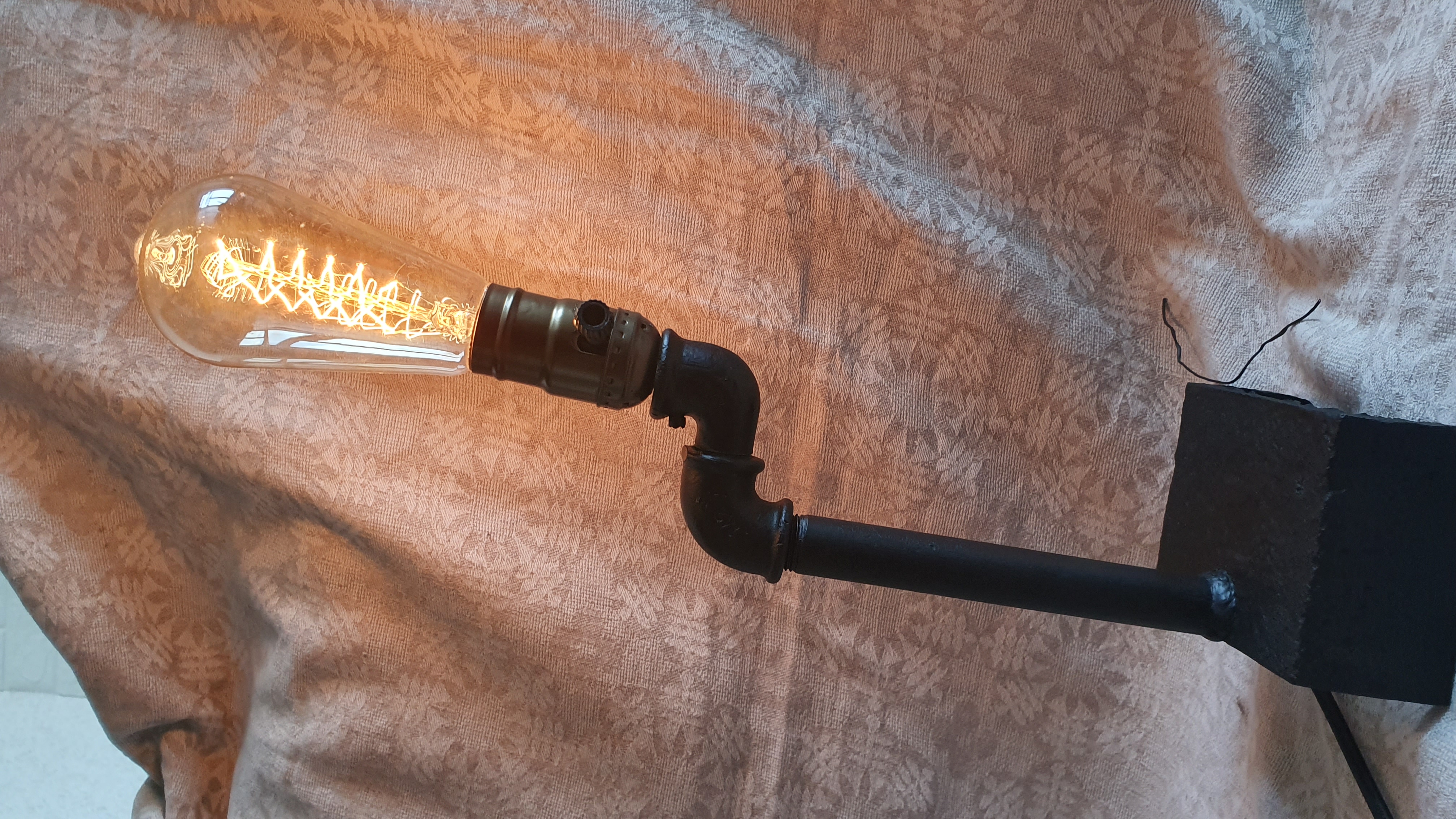 Santechninis dekoratyvinis lempos stovas su klasikine lempa