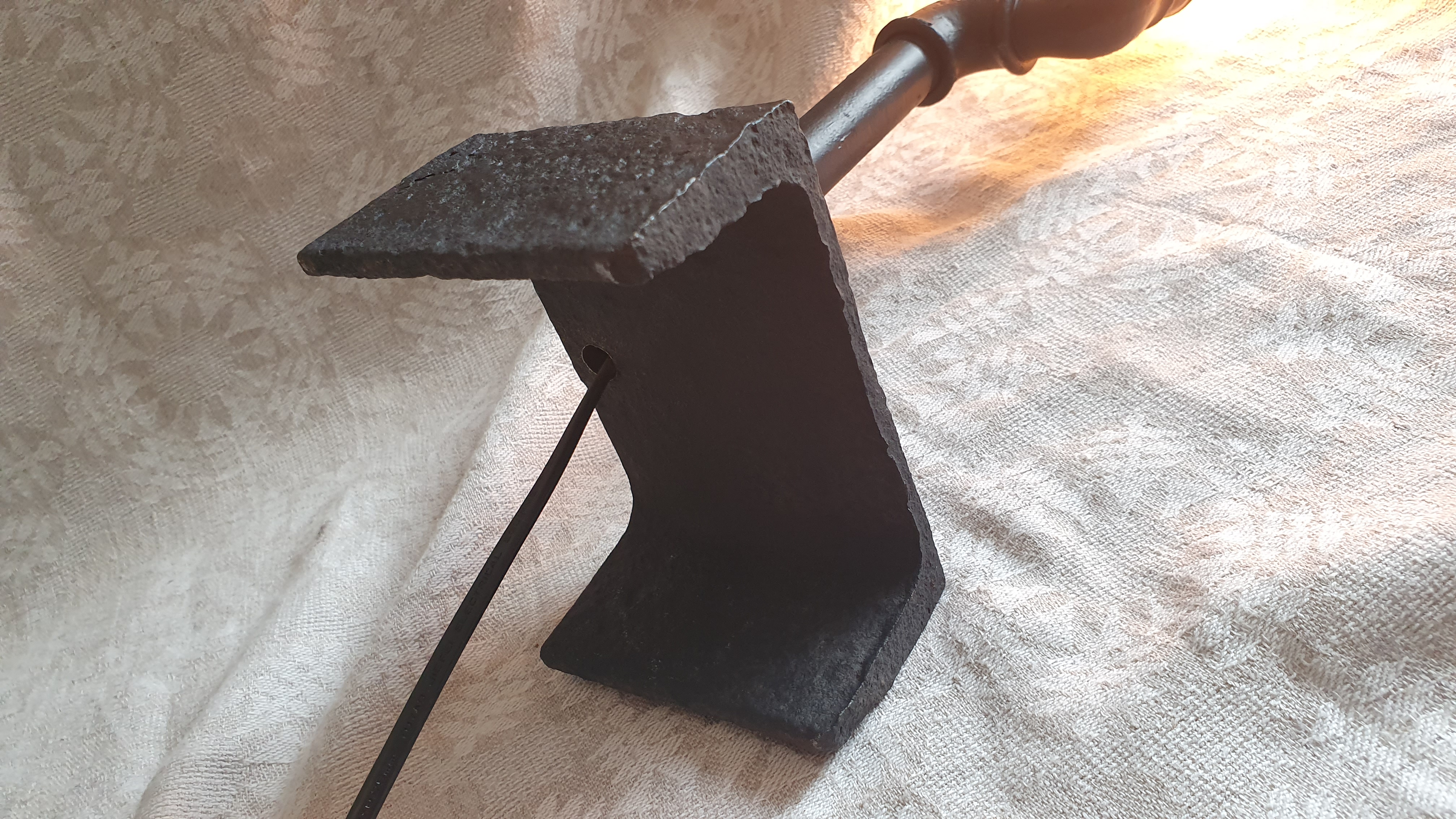 Santechninis dekoratyvinis lempos stovas su klasikine lempa