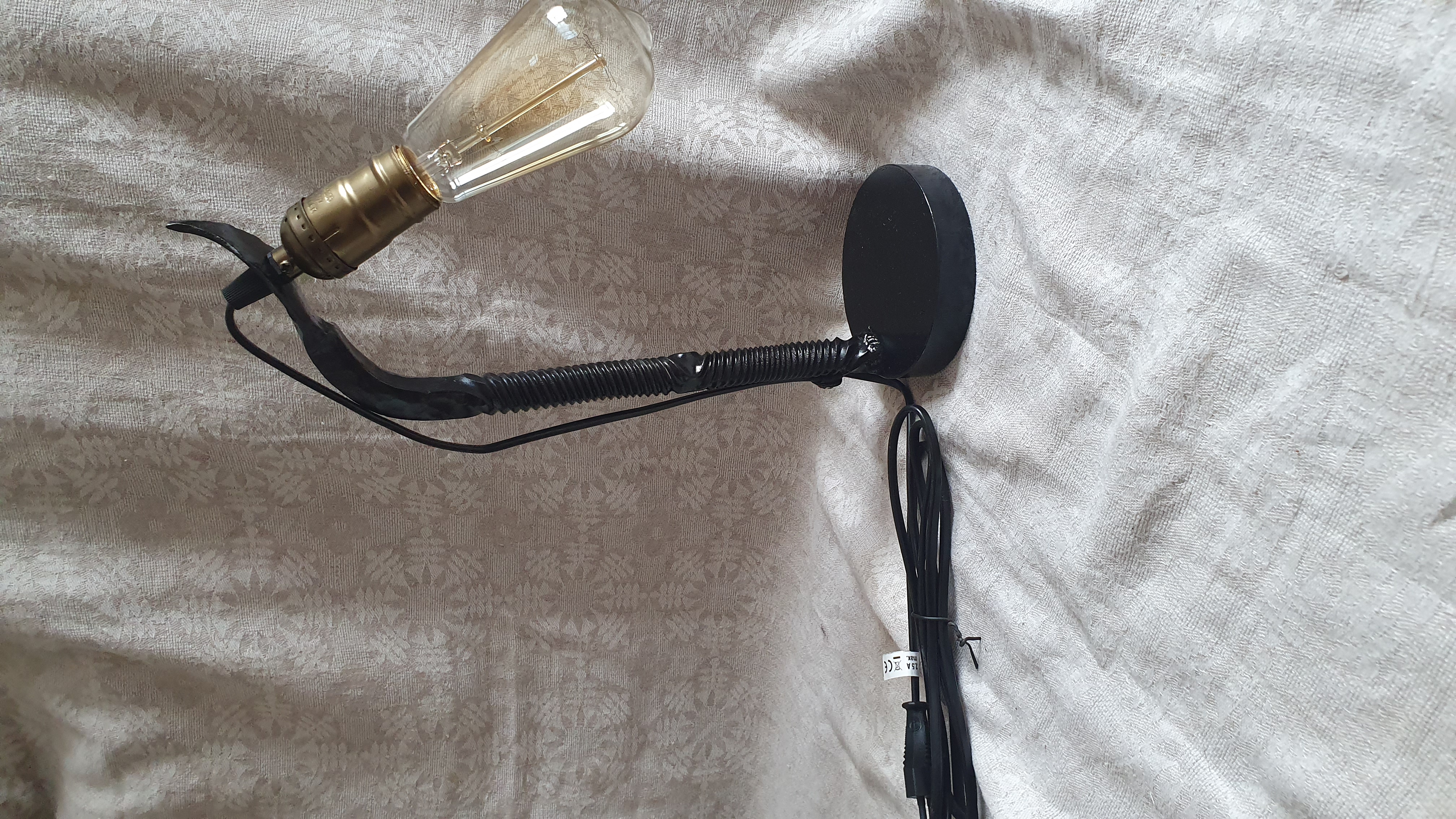 Kalviškas dekoratyvinis lempos stovas su klasikine lempa (2)