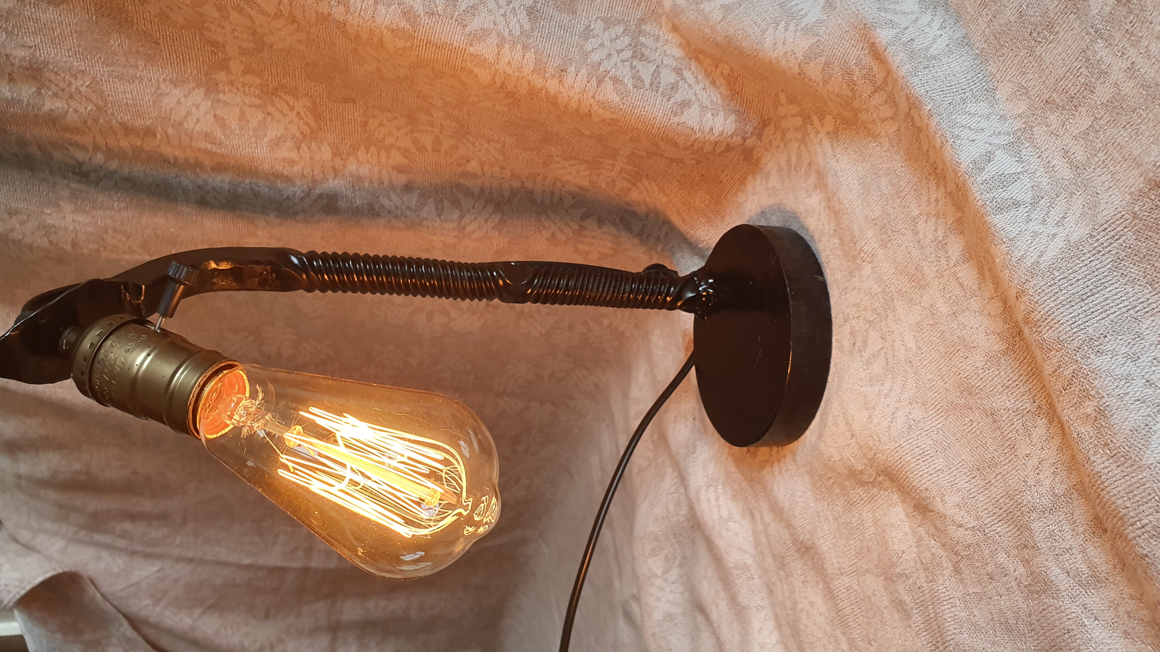 Kalviškas dekoratyvinis lempos stovas su klasikine lempa (2)