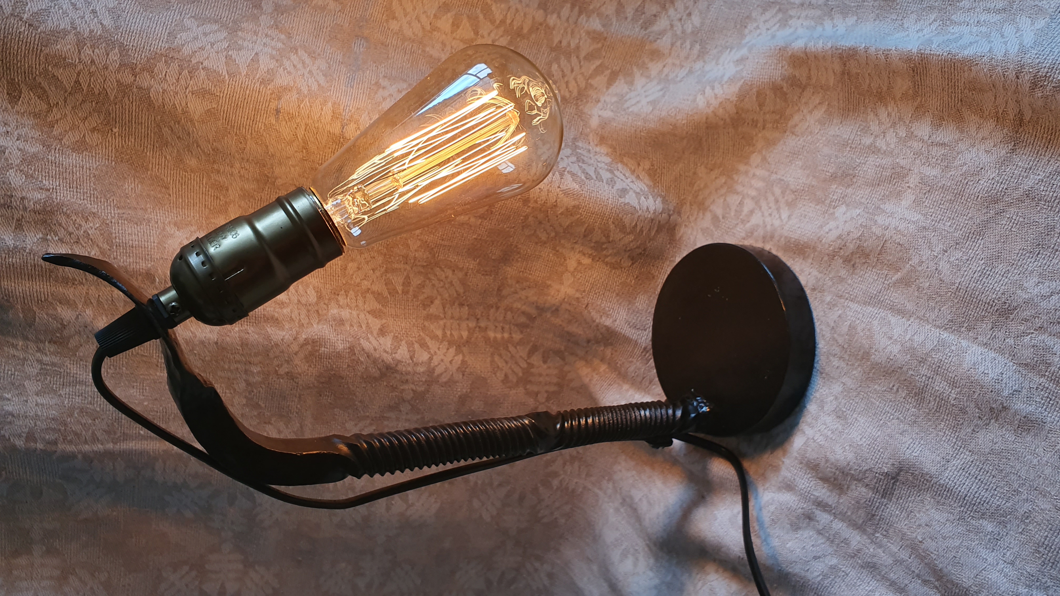 Kalviškas dekoratyvinis lempos stovas su klasikine lempa (2)