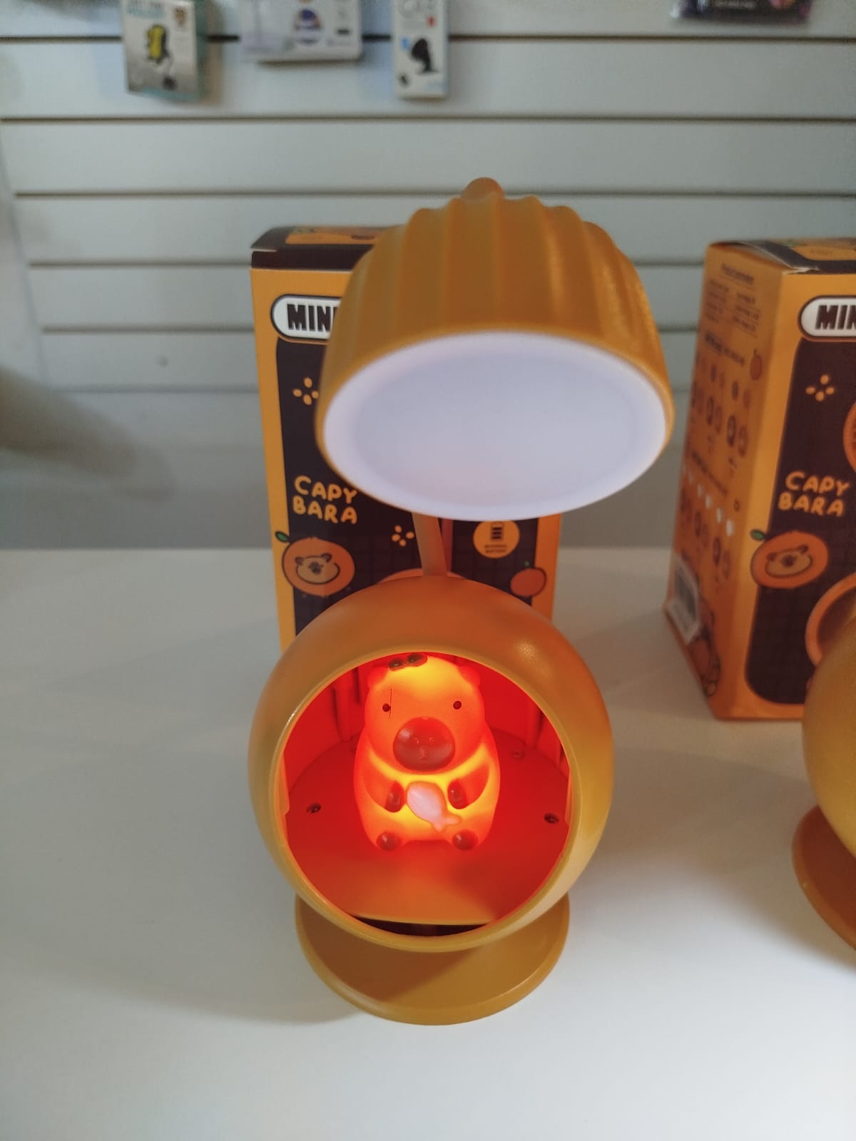 Lámpara de mesa con figura de capibara