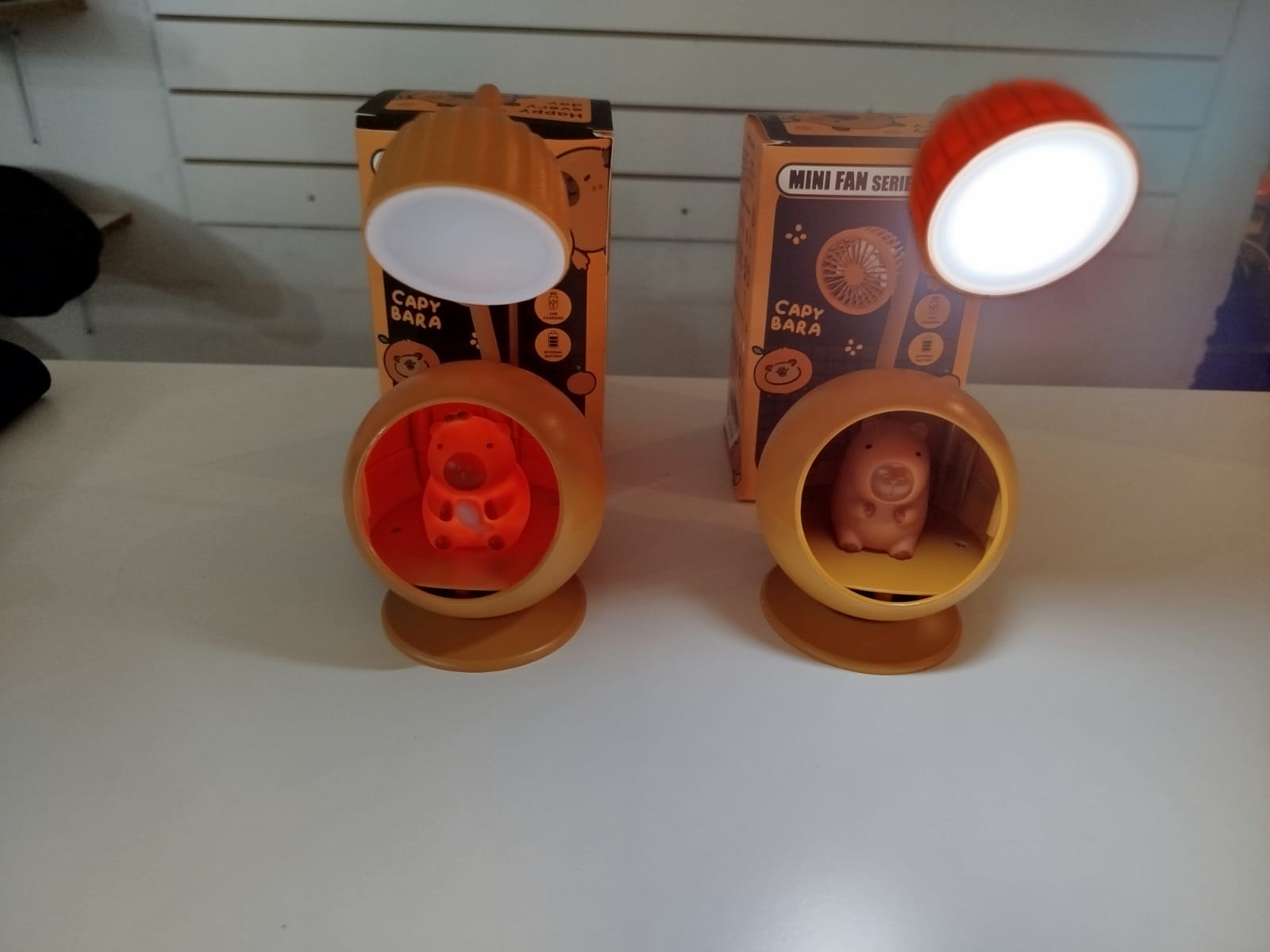 Lámpara de mesa con figura de capibara