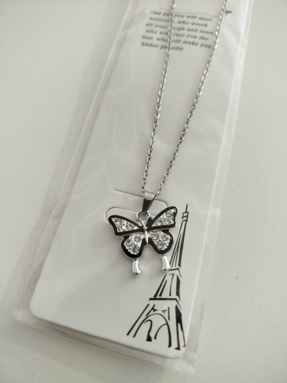 Collar con colgante de mariposa