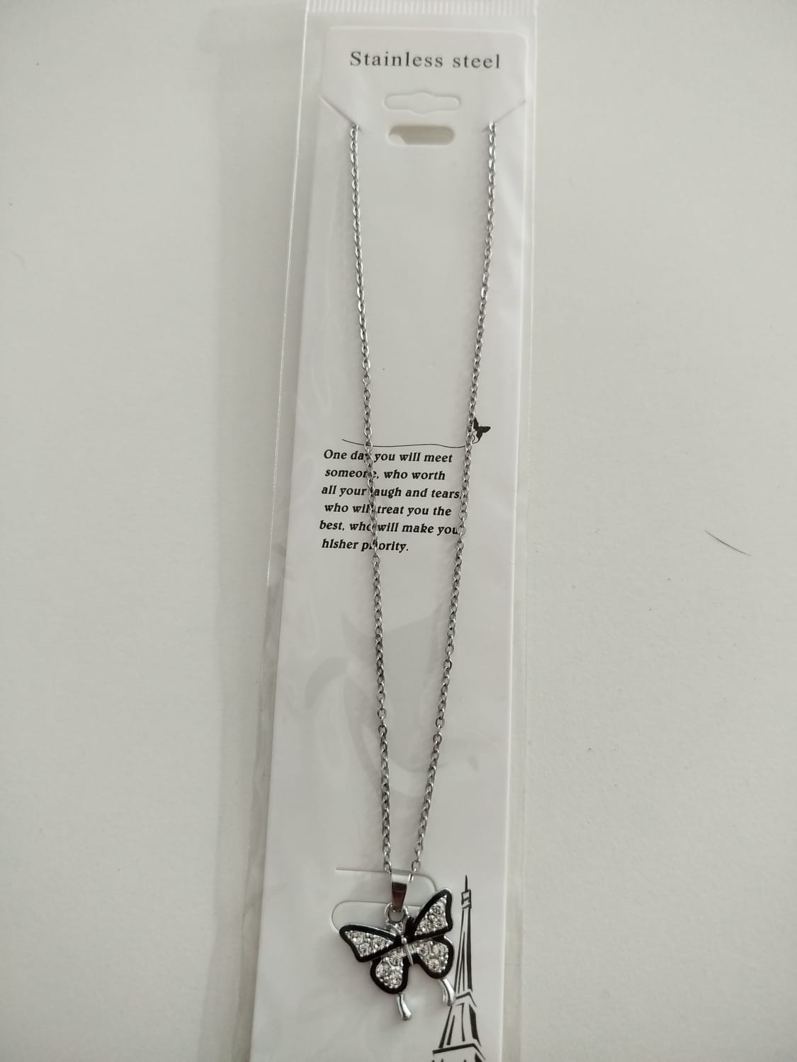 Collar con colgante de mariposa