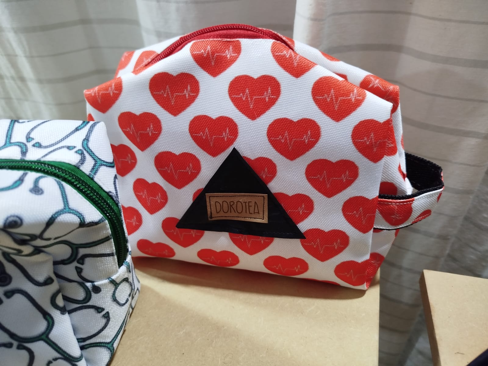 Neceser con diseño de corazones