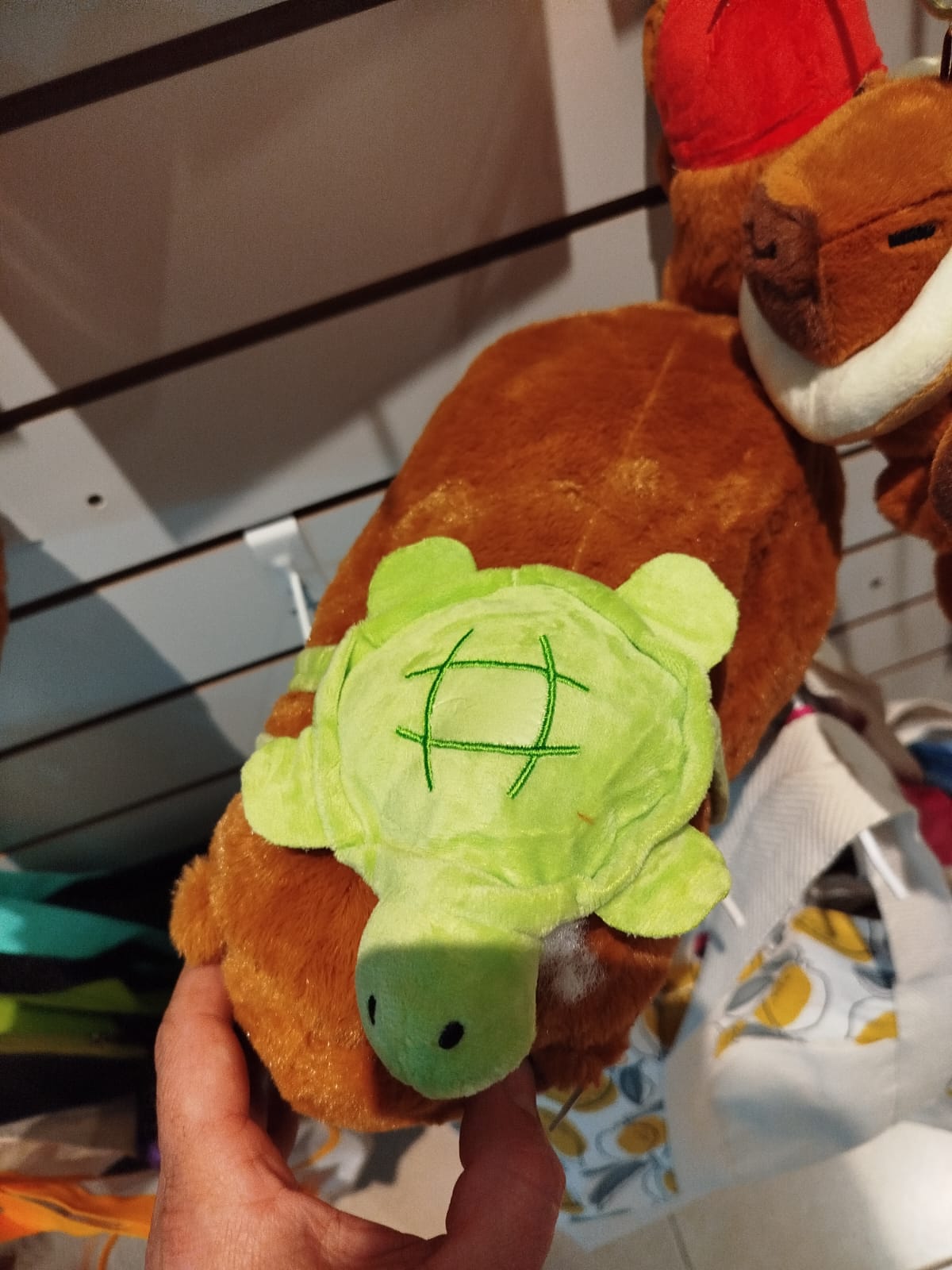 Peluche de capybara con mochila 