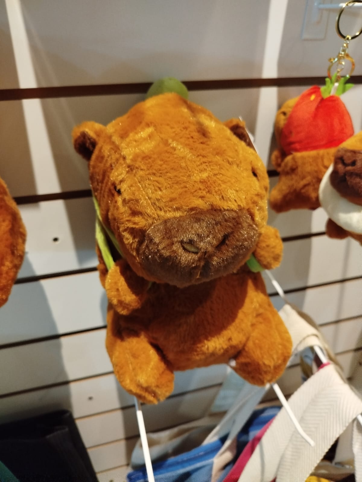 Peluche de capybara con mochila 