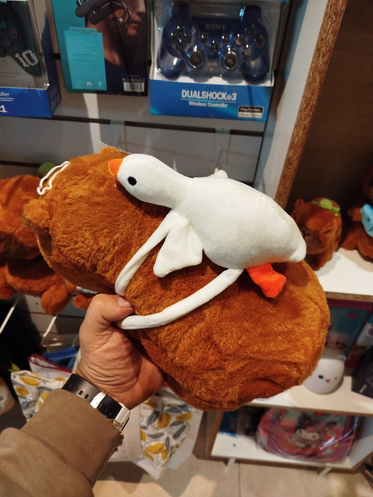 Peluche de capybara con mochila 