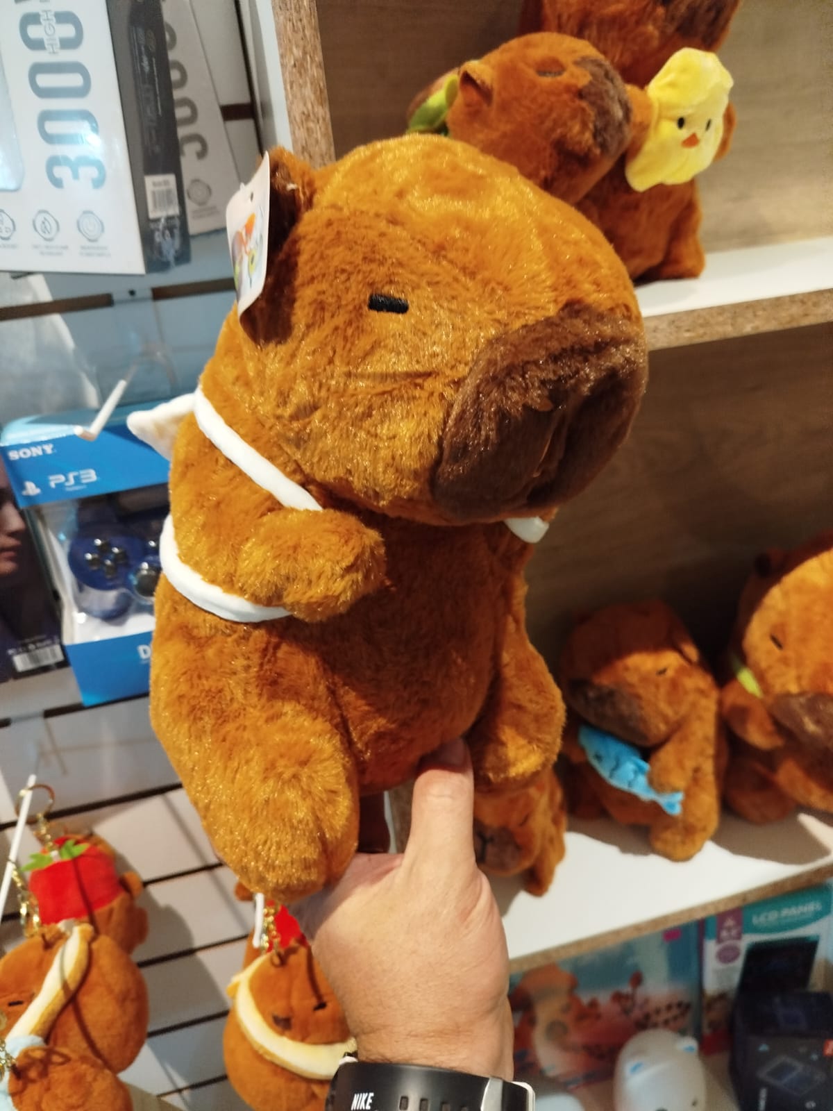 Peluche de capybara con mochila 