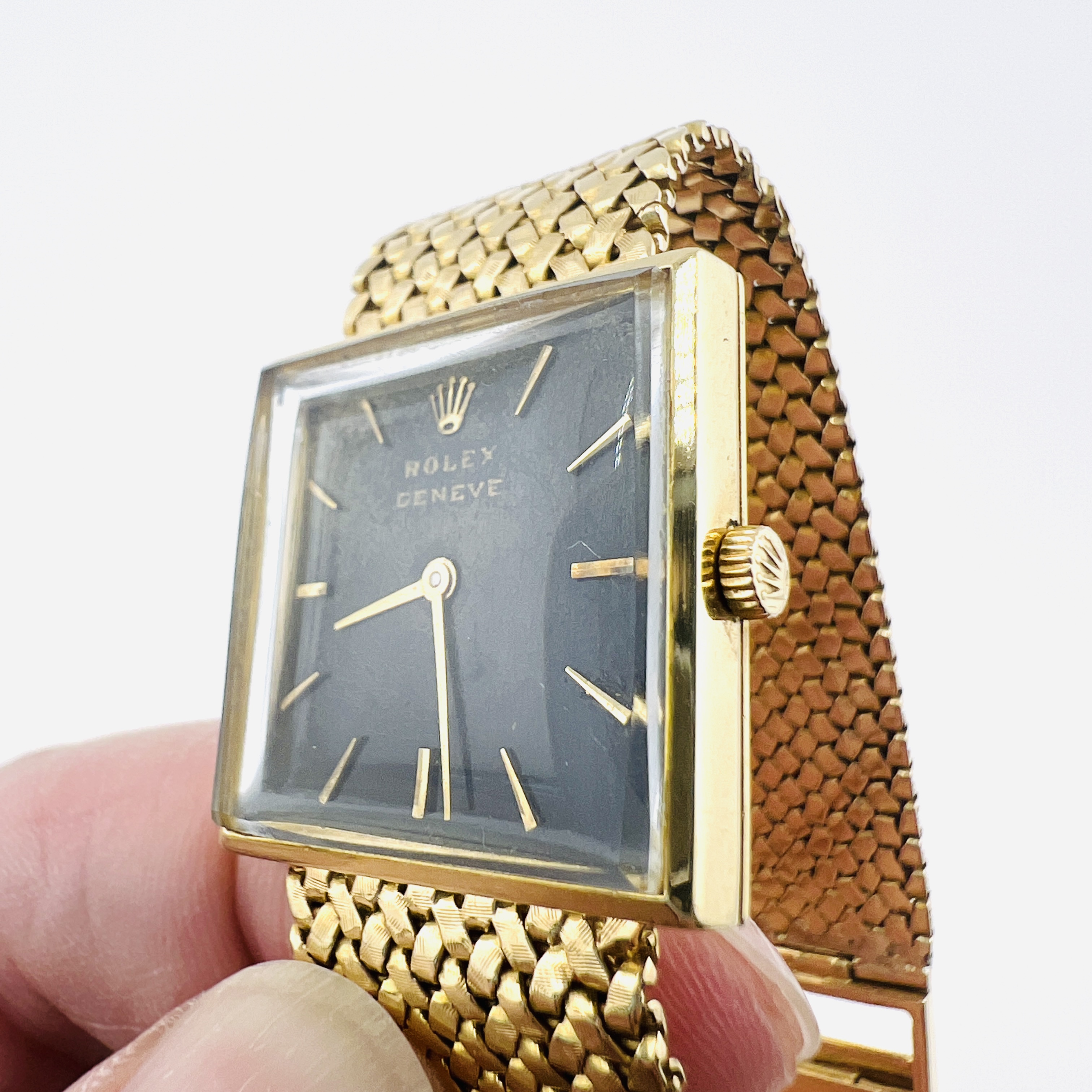 Vintage Rolex mechnical watch in 18K gold case and mesh bracelet band