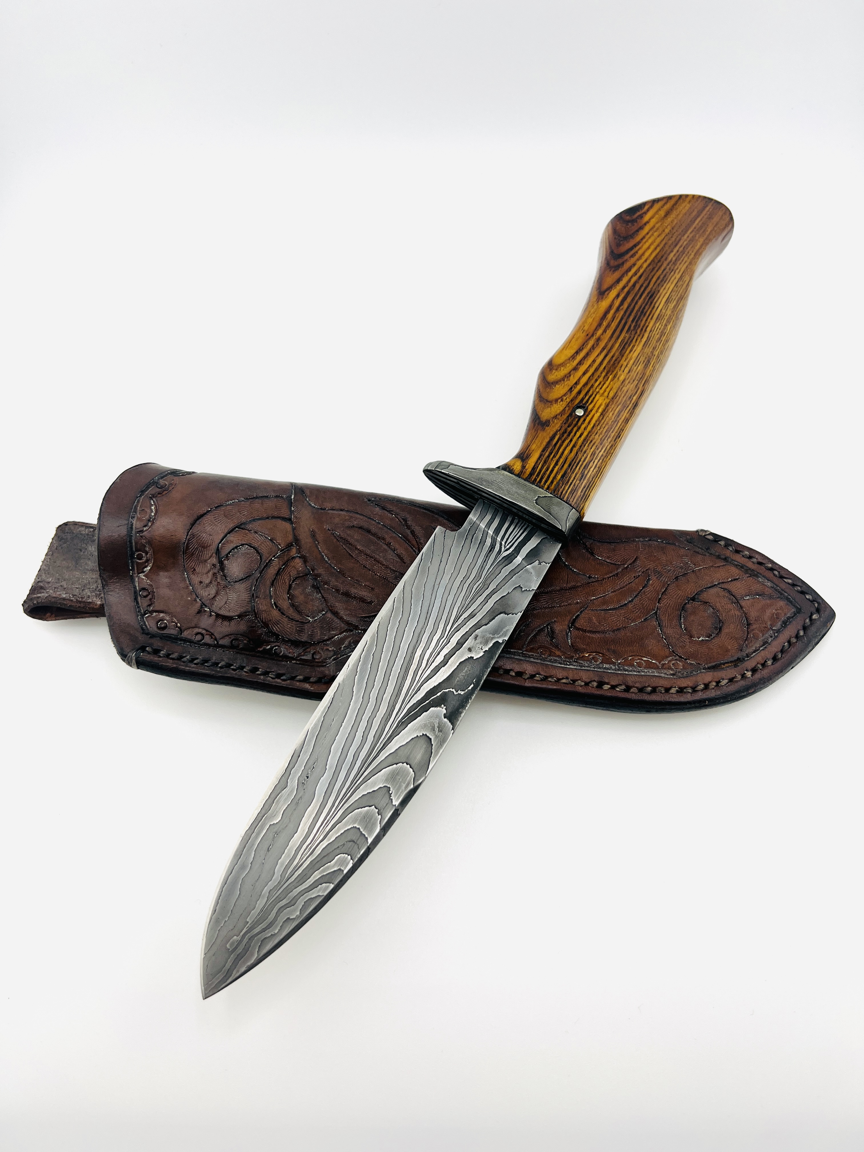 feather pattern Damascus steel knife with customized leather sheath