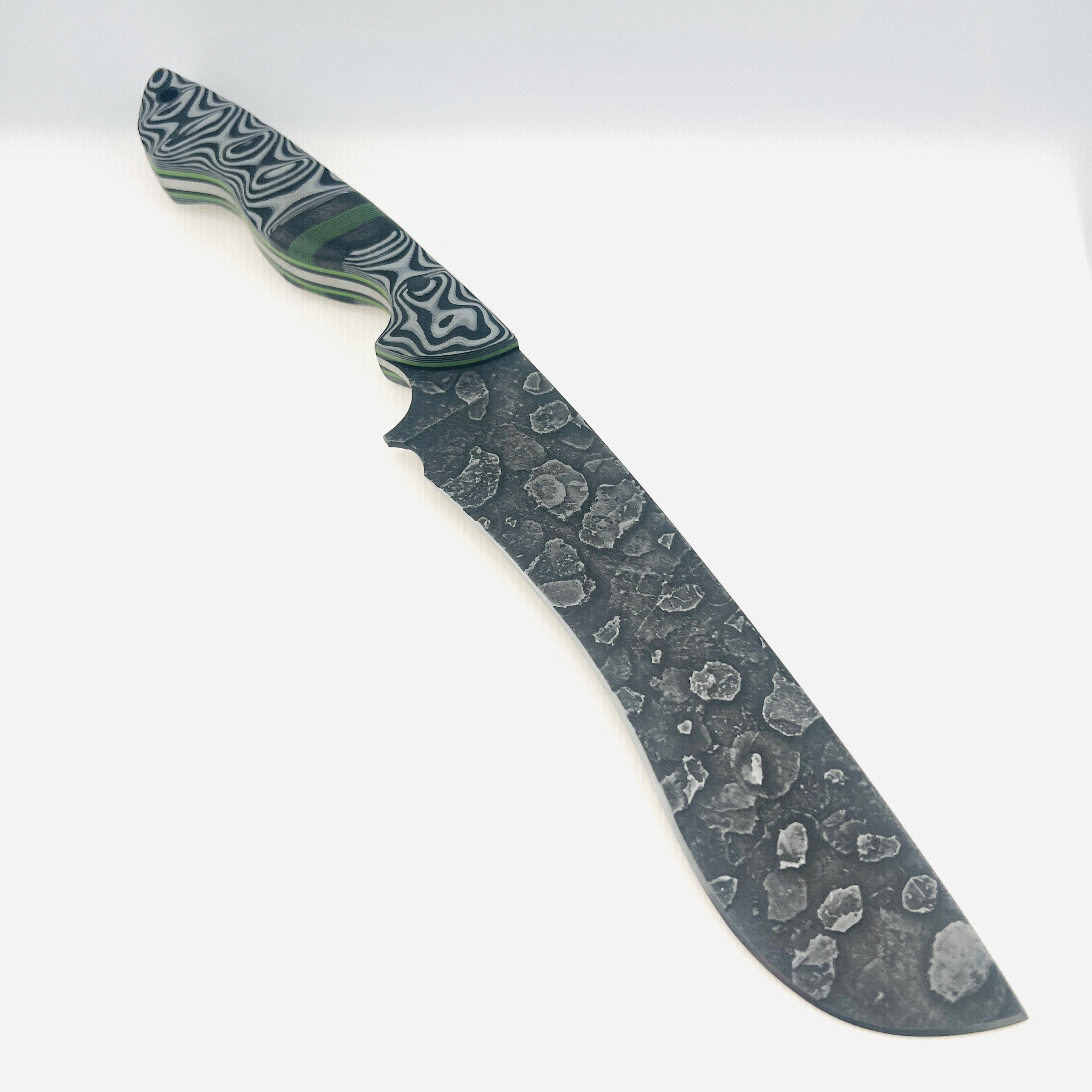 Large hunter knife with etched blade and kydex sheath
