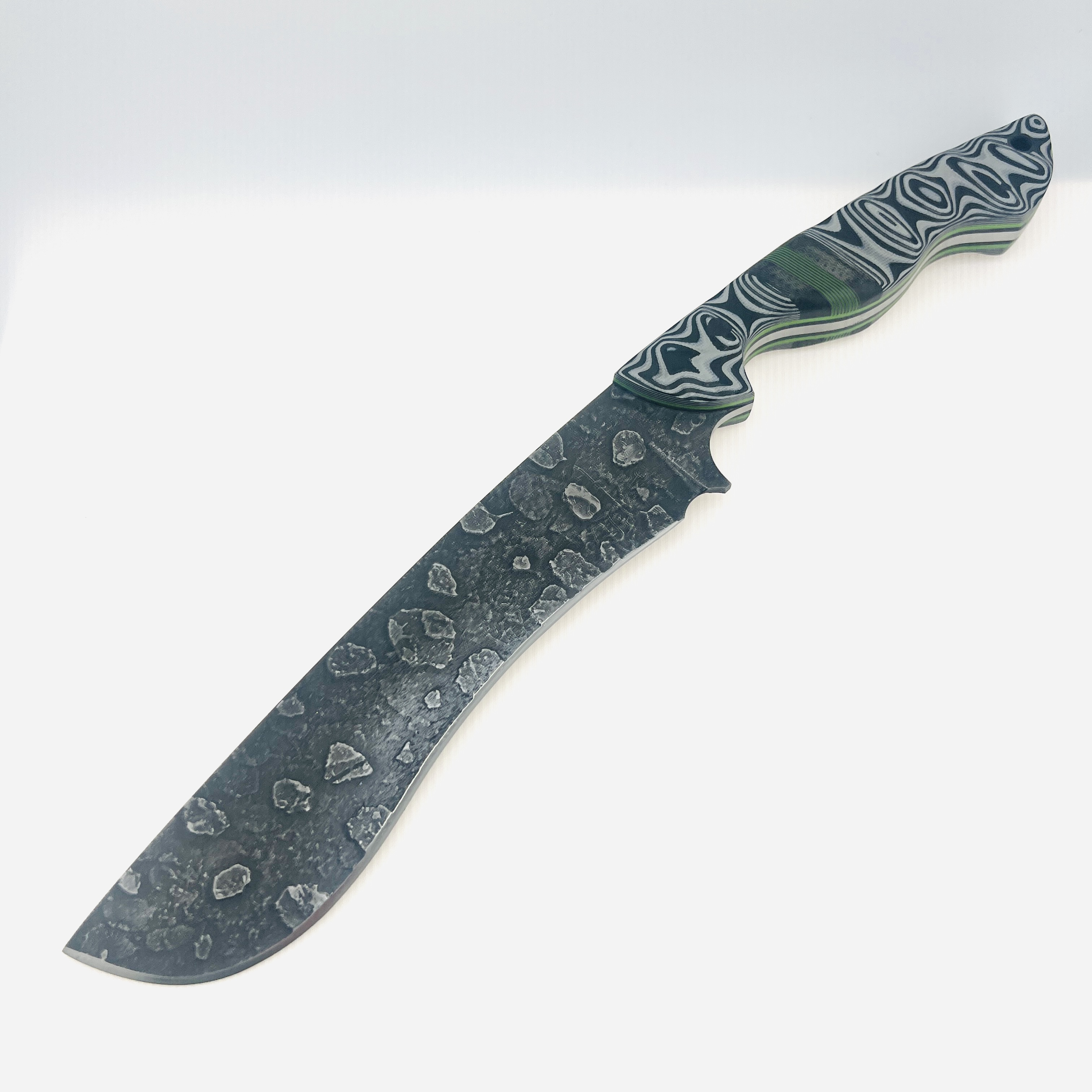 Large hunter knife with etched blade and kydex sheath