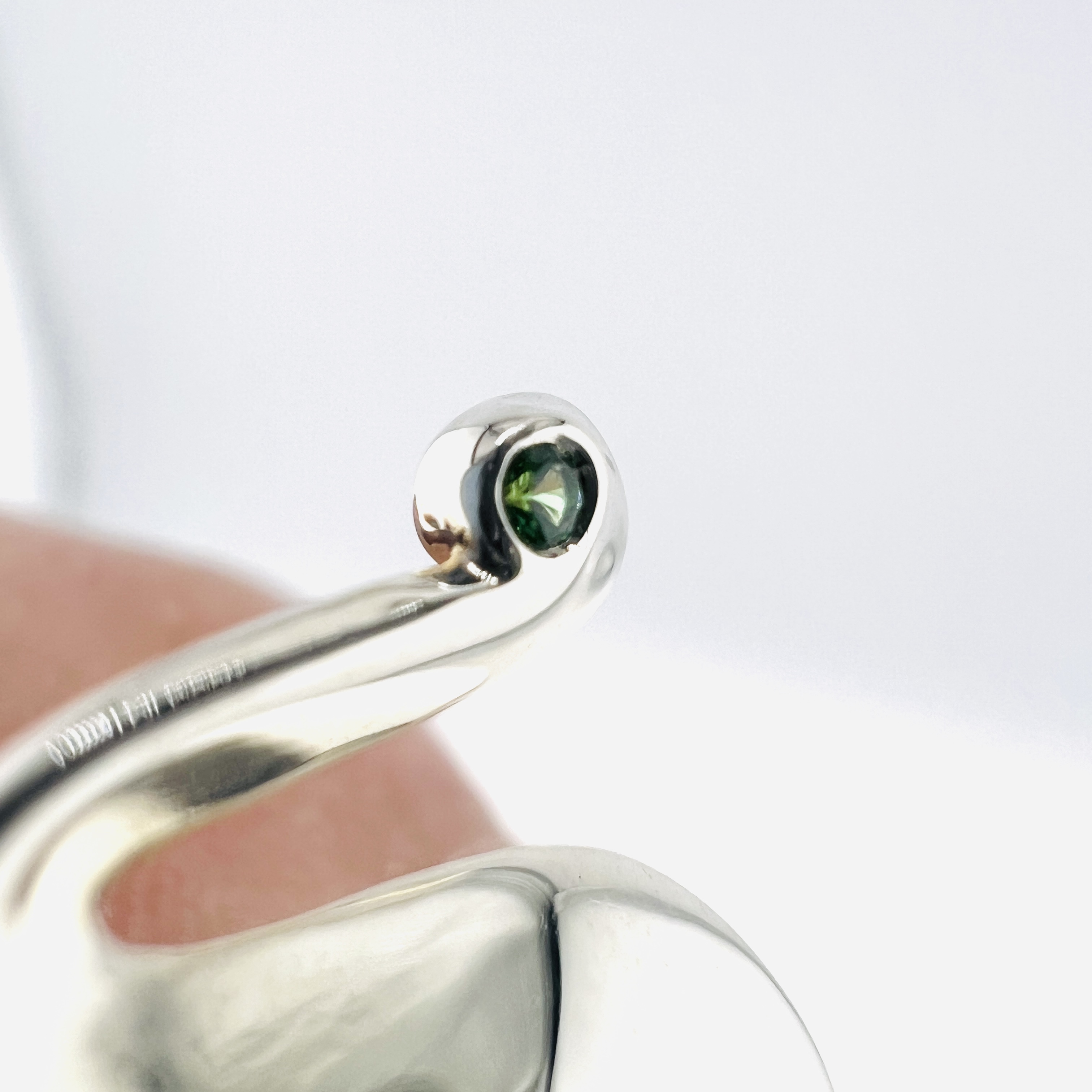Tiffany & Co. Elephant brooch in sterling silver and green Peridot 