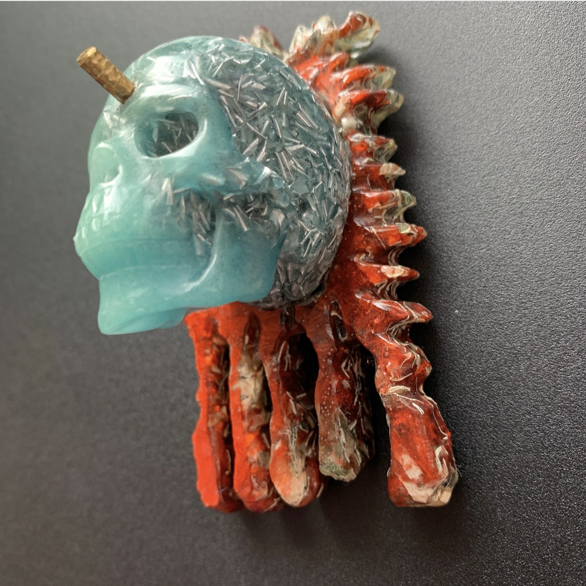 Pined skull pendant figurine, glow in the dark