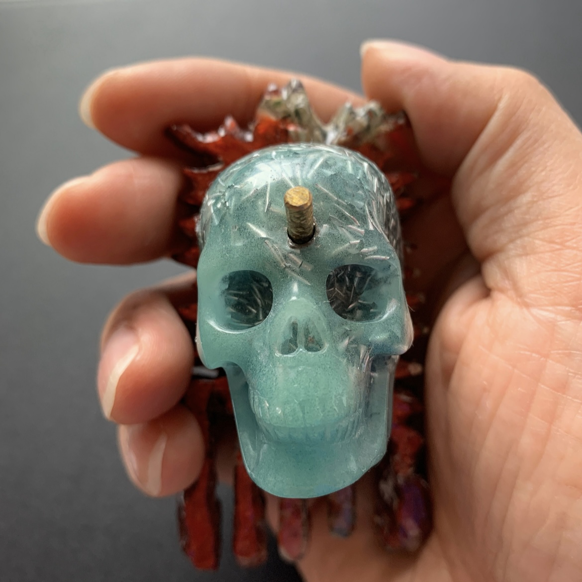 Pined skull pendant figurine, glow in the dark