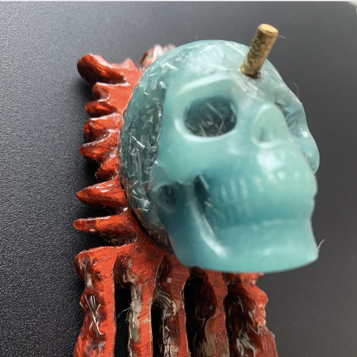 Pined skull pendant figurine, glow in the dark