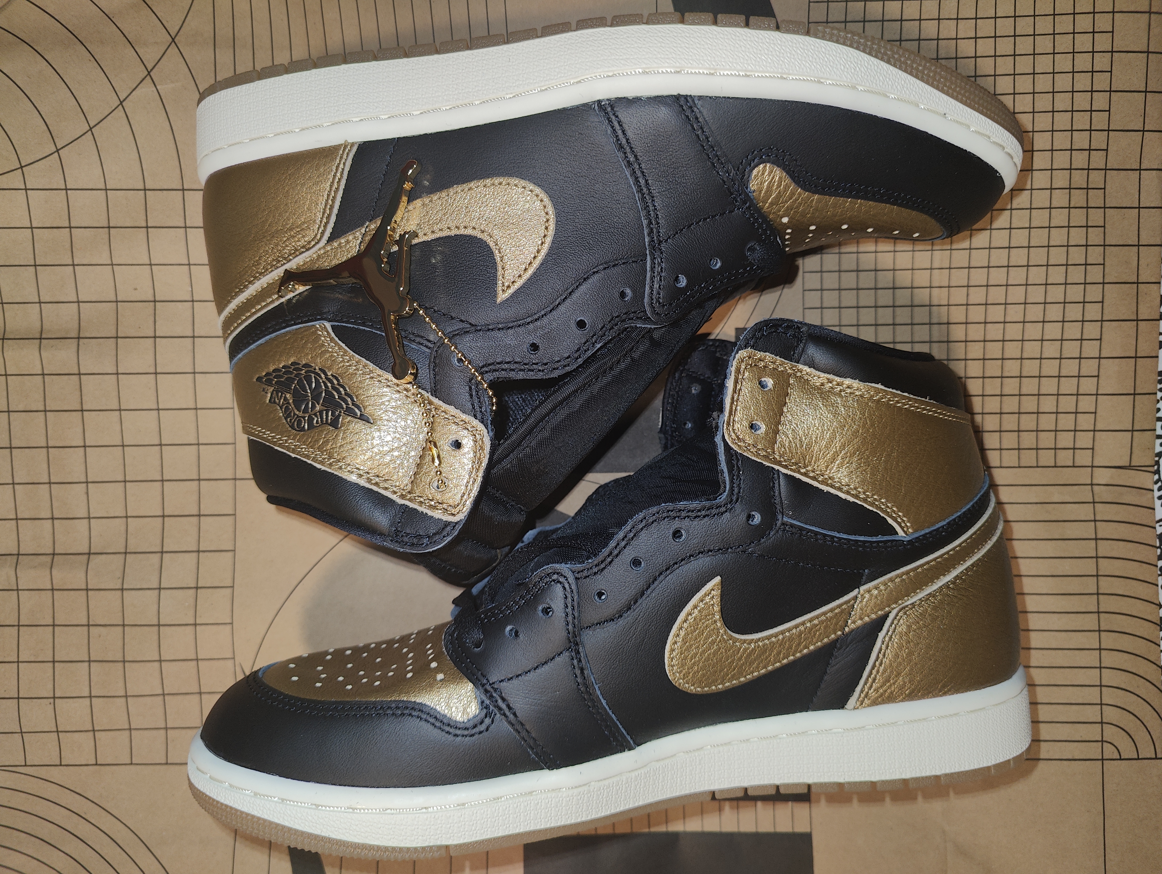 Jordan AJ 1 Mid Black and Gold Size 10