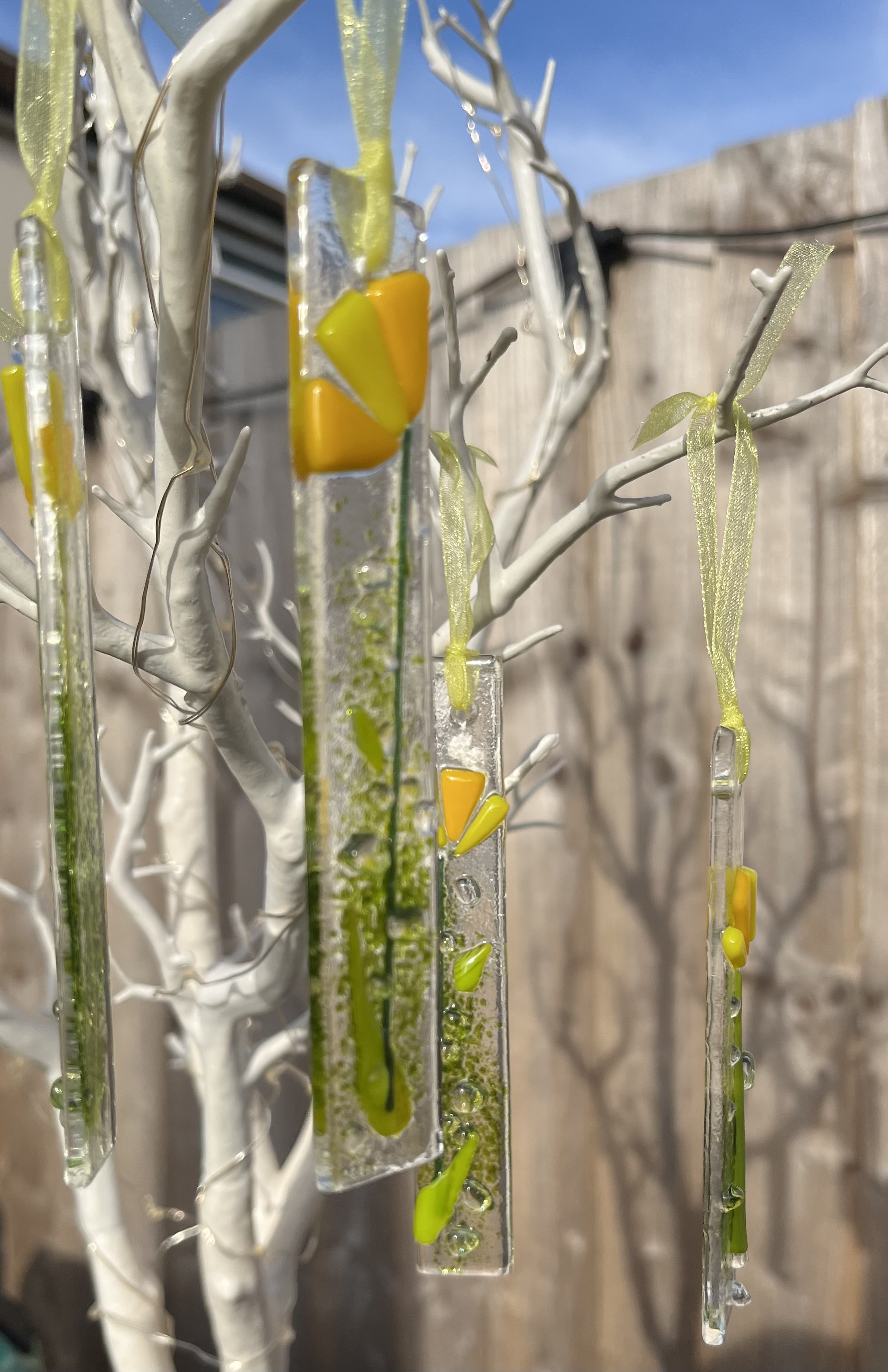 Thin daffodil suncatcher