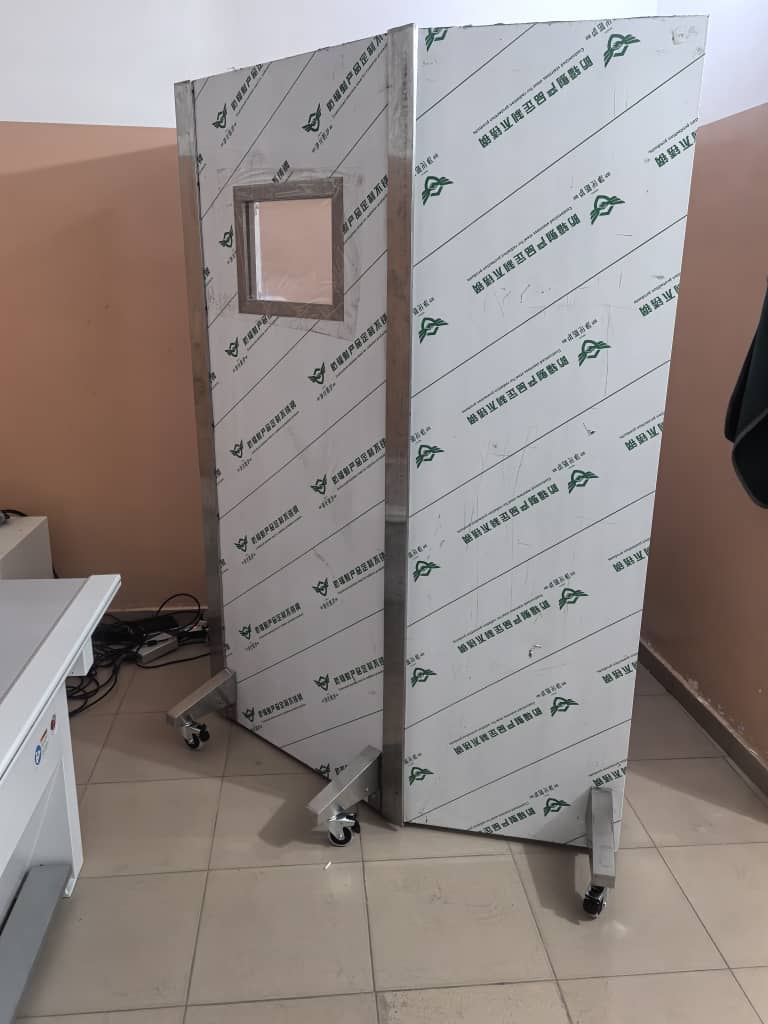 Paravent médical sur roulettes