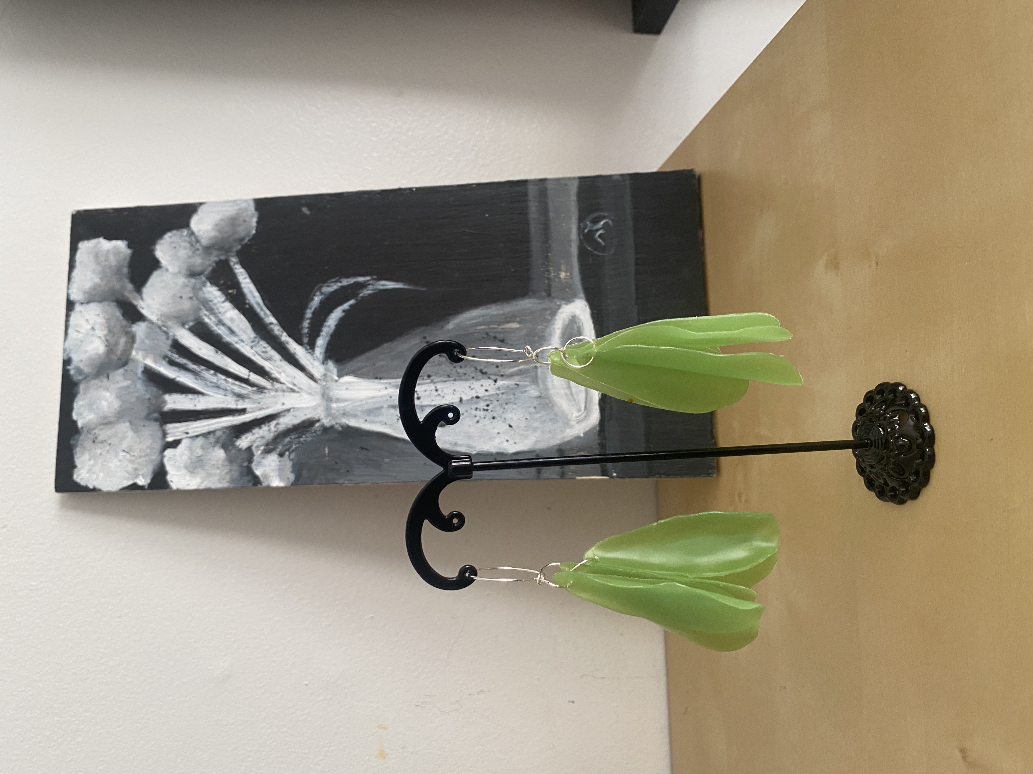 🍃 Green Ripple Leaf Earrings – Handmade Polymer Clay Dangle Statement