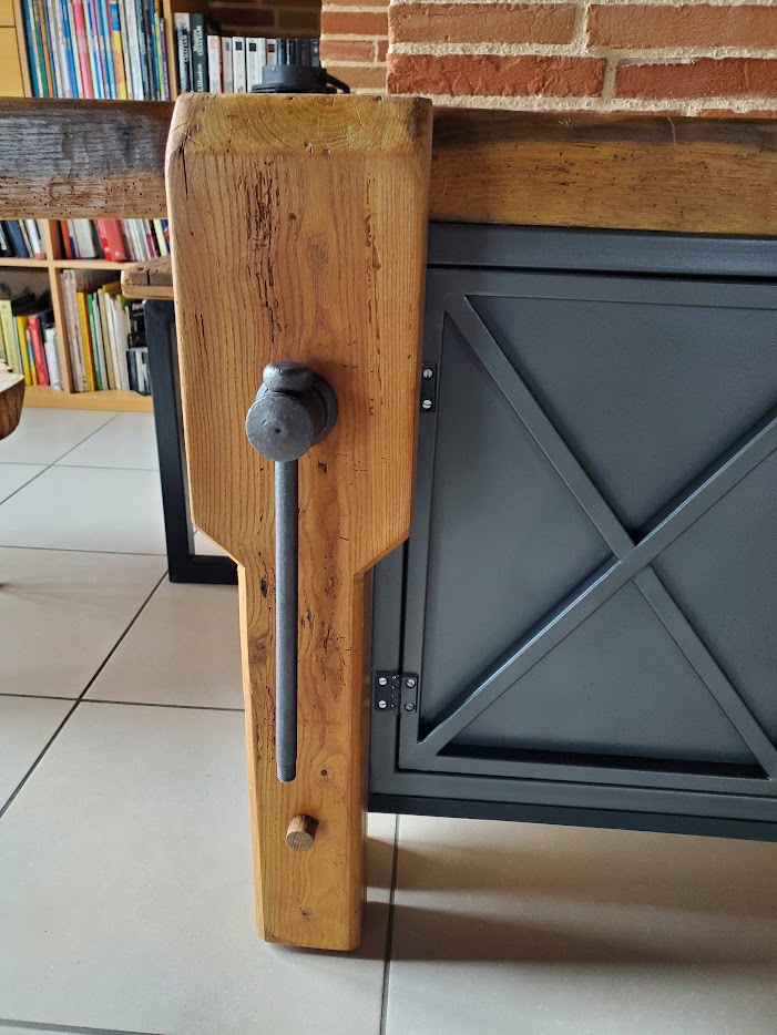 Établi en bois transformé en meuble