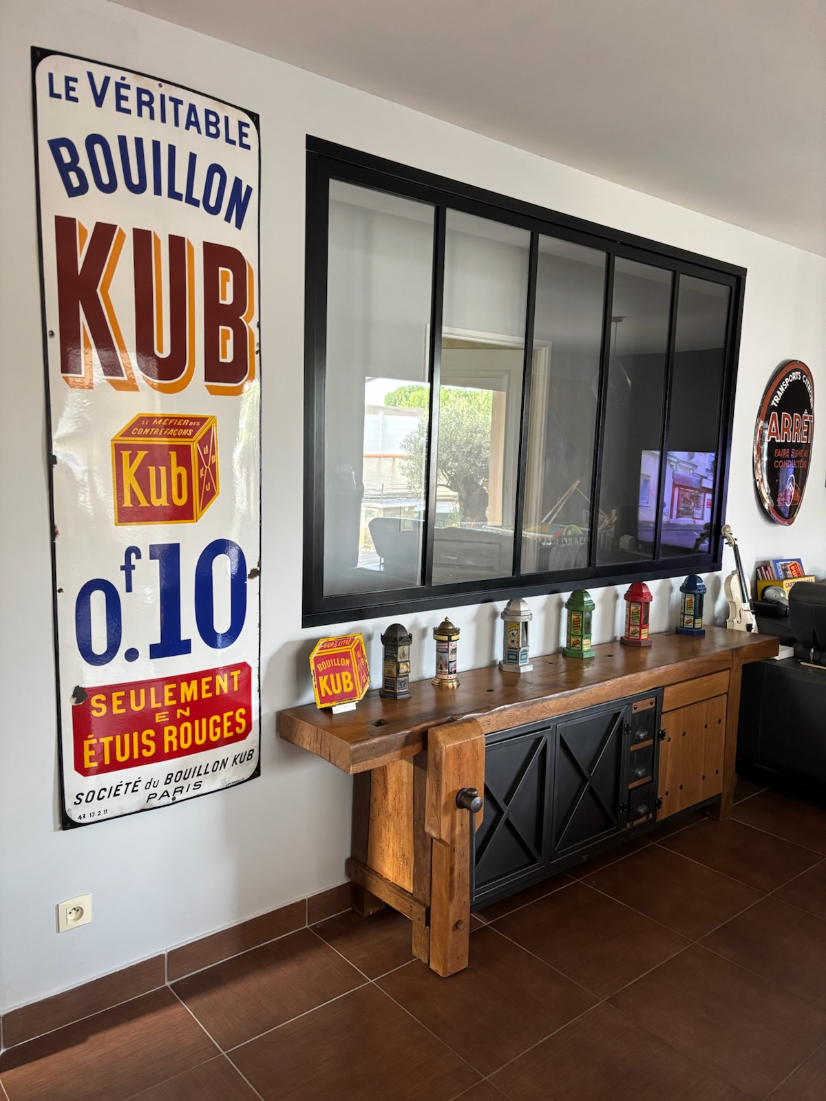 Établi en bois transformé en meuble
