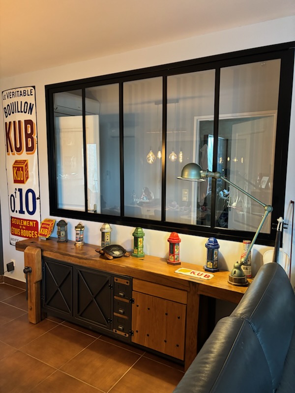 Établi en bois transformé en meuble