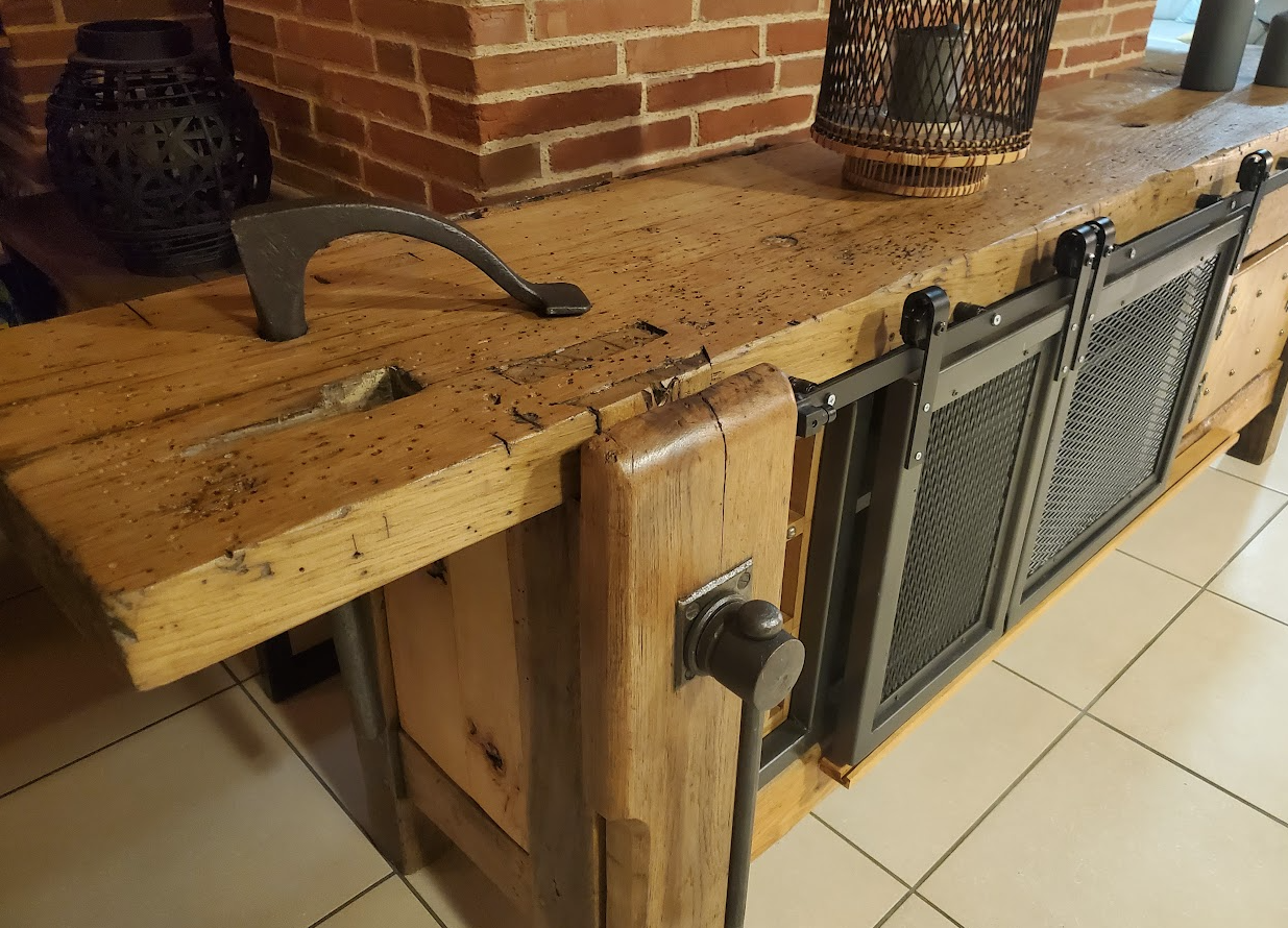 Ancien établi de menuisier transformé en meuble avec portes coulissantes