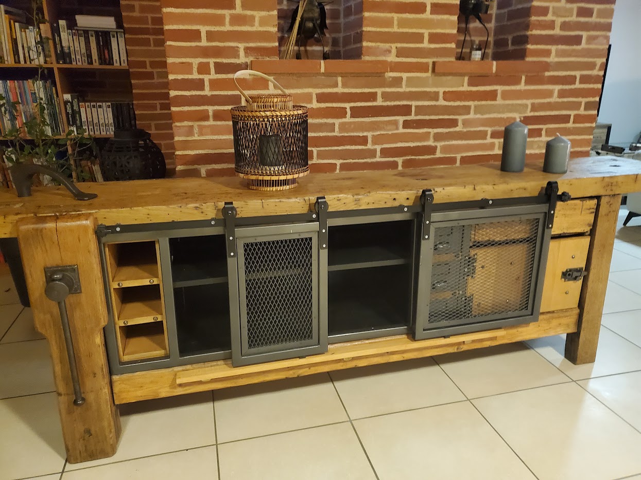 Ancien établi de menuisier transformé en meuble avec portes coulissantes