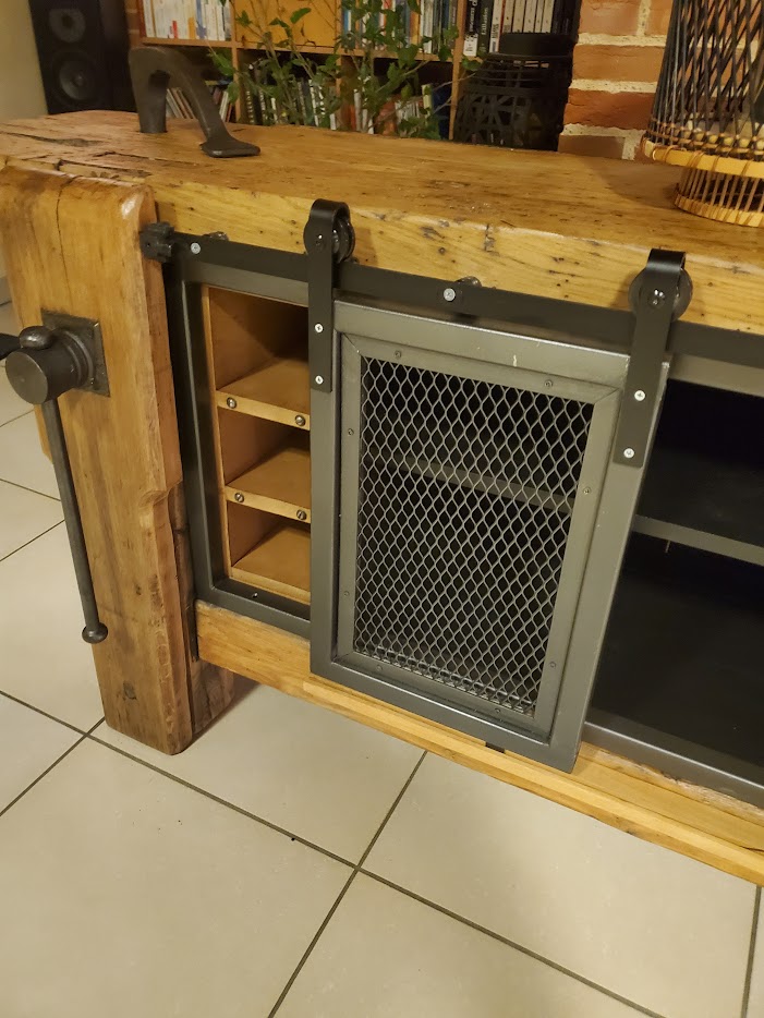 Ancien établi de menuisier transformé en meuble avec portes coulissantes