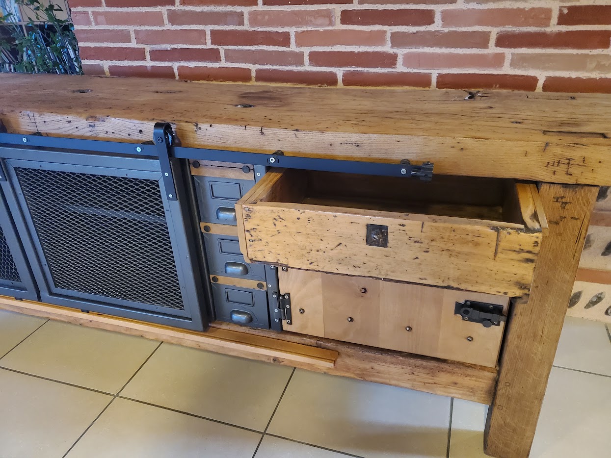 Ancien établi de menuisier transformé en meuble avec portes coulissantes