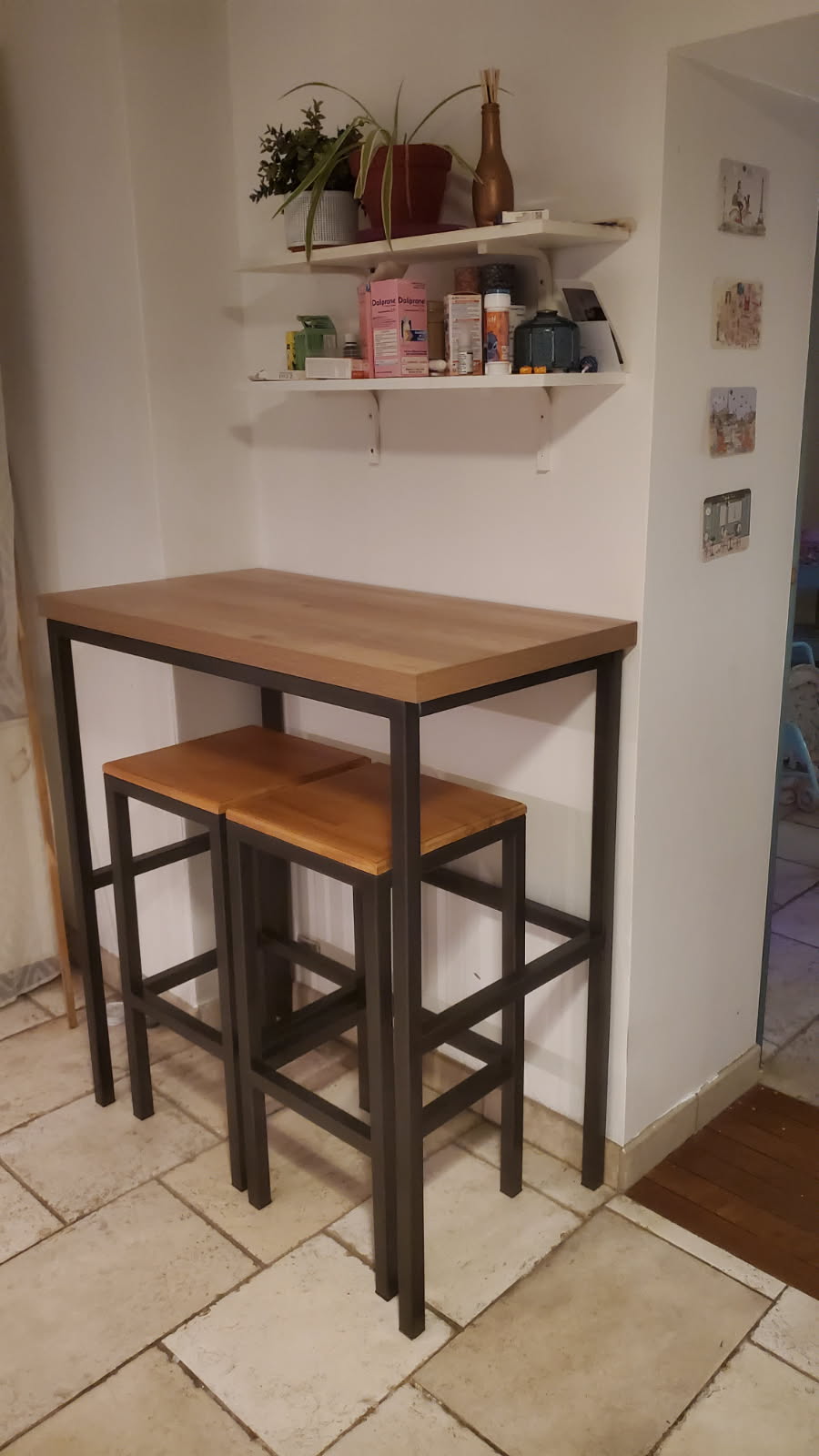 Mange debout et ses tabourets