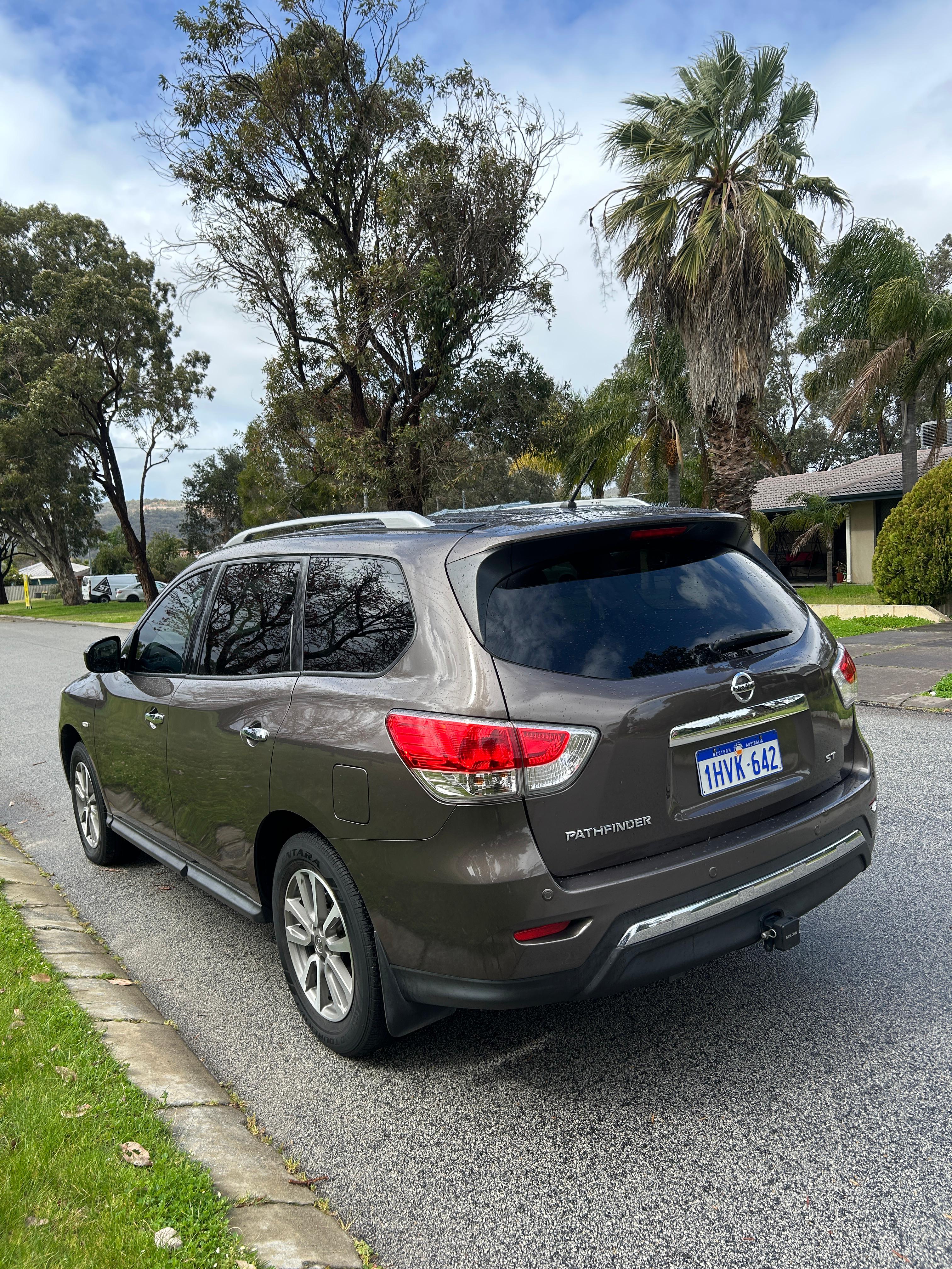 2015 Nissan Pathfinder ST – 7 Seater SUV
