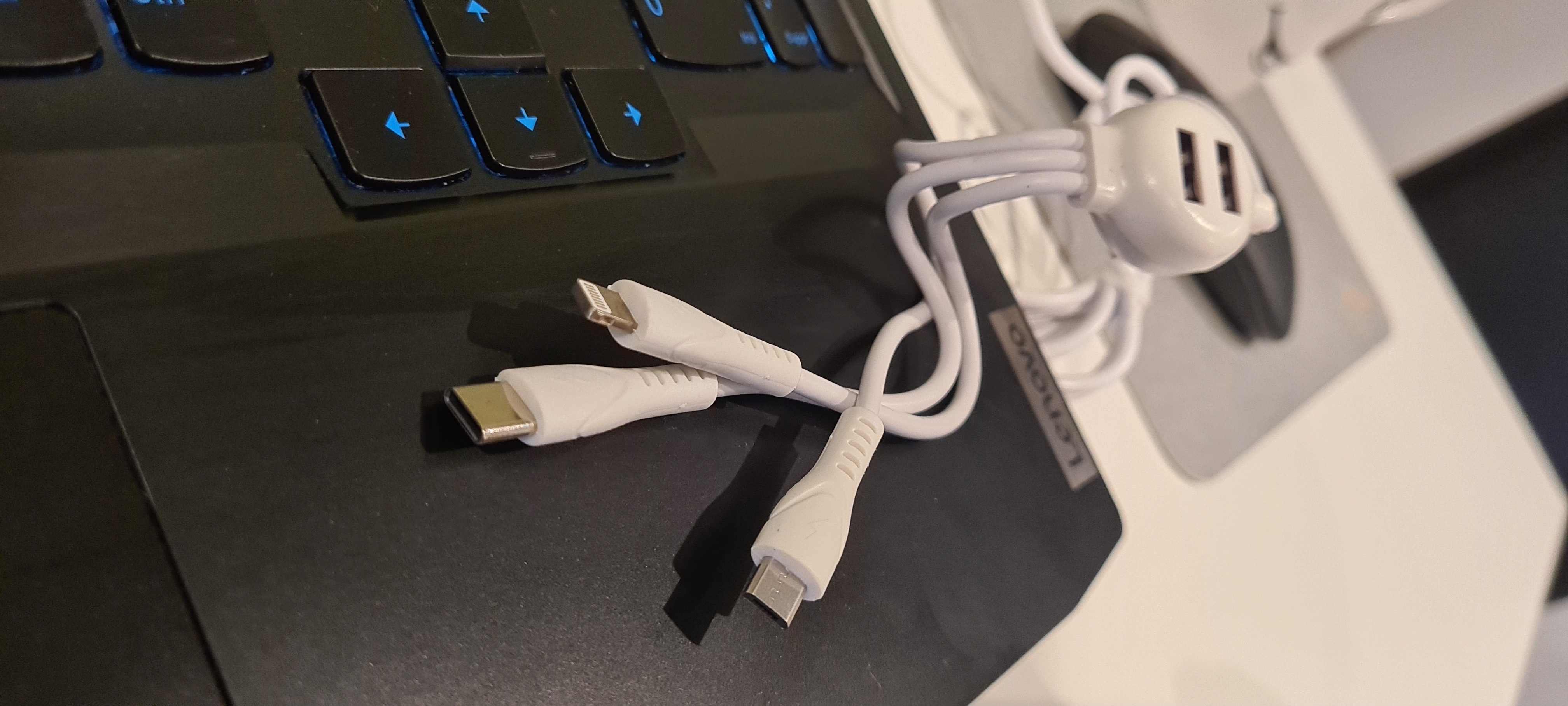 Câble Charge 5 en 1 + accroche câble