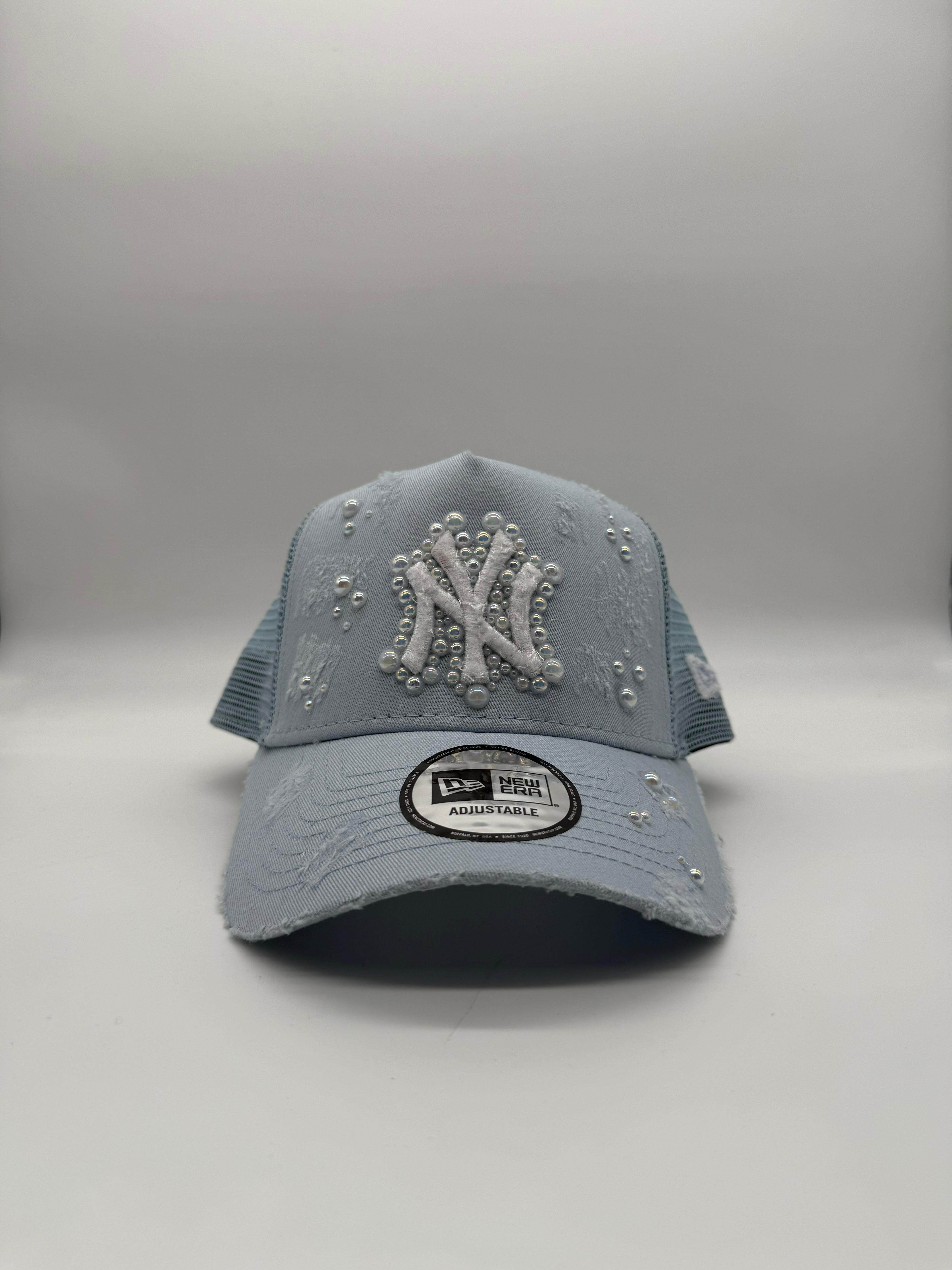 New York Trucker Curved "WHITE PEARLS" Light blue