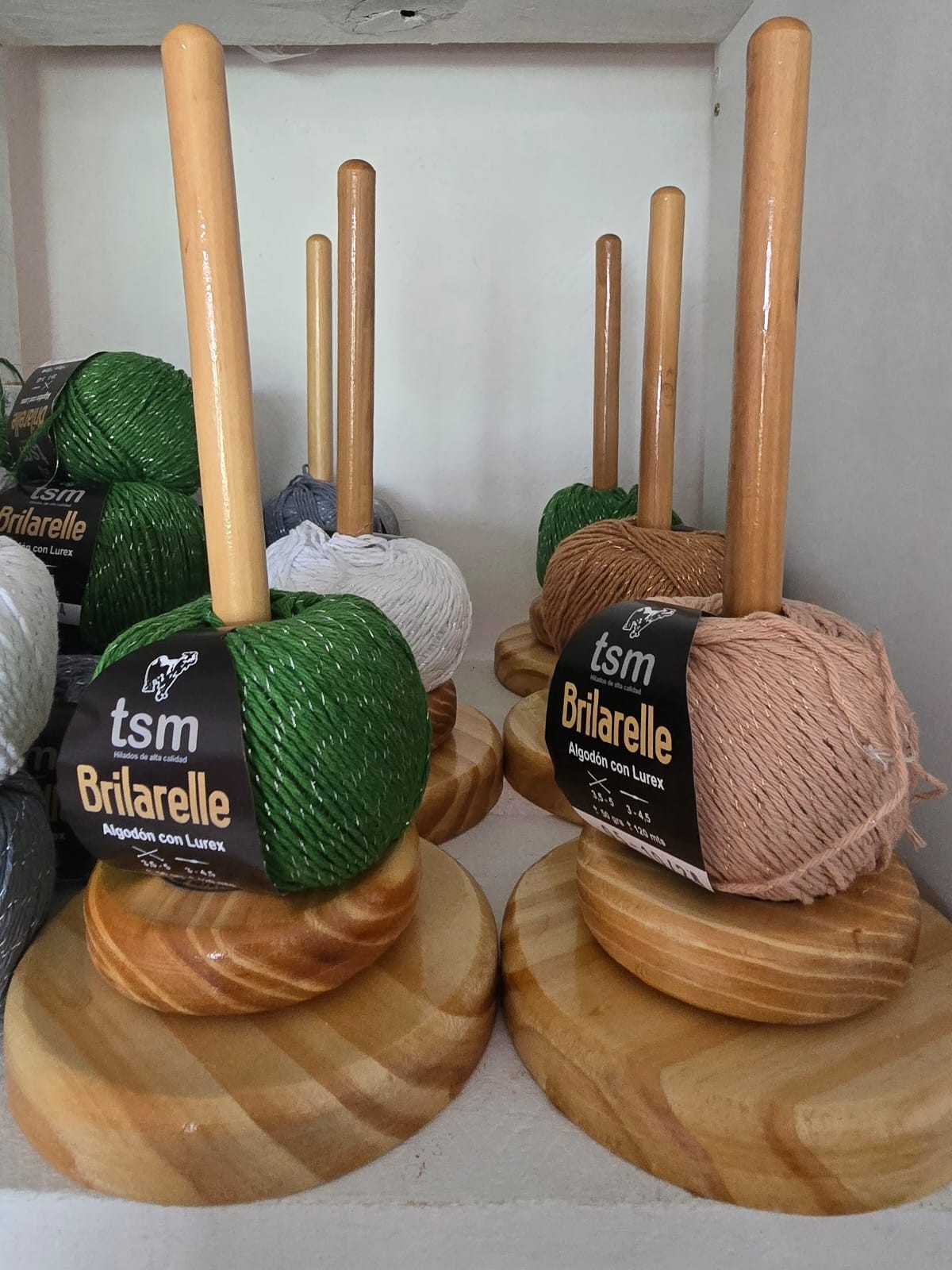Porta ovillos de madera, con ovillo de regalo