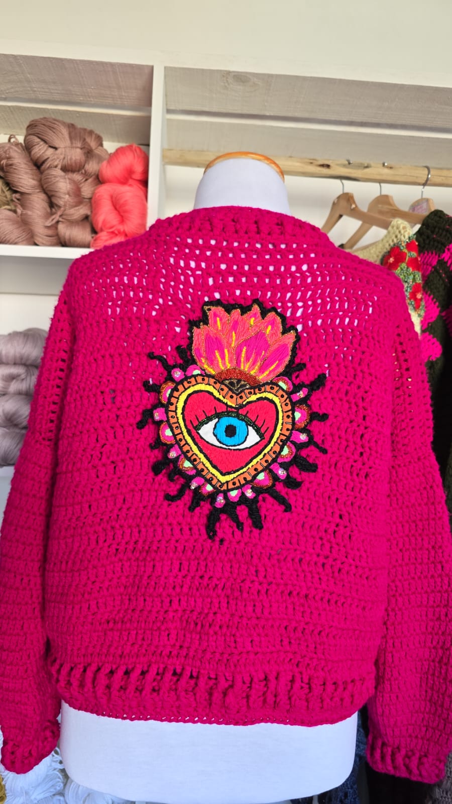 Suéter tejido artesanal con corazón bordado