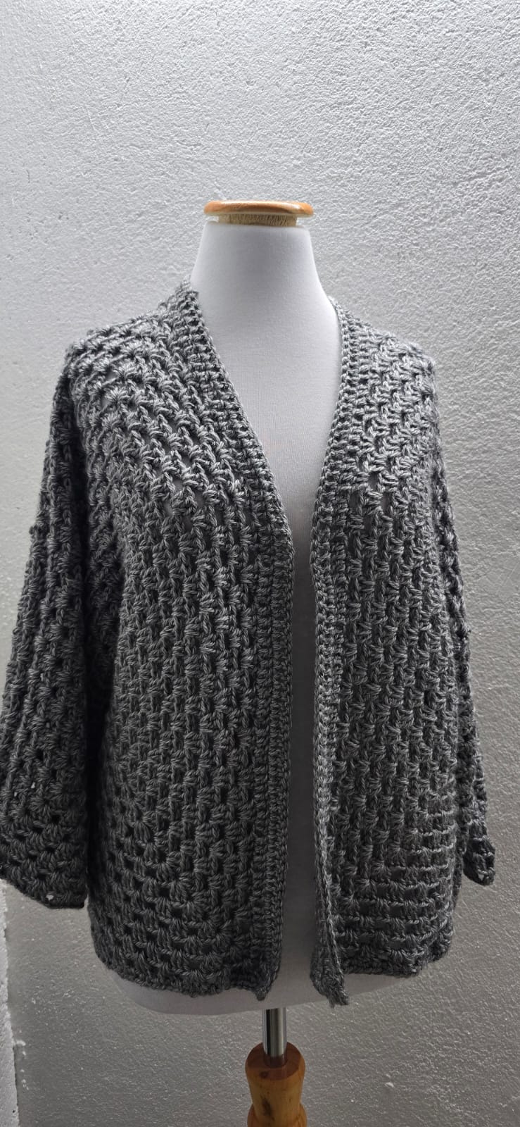 Suéter tejido gris