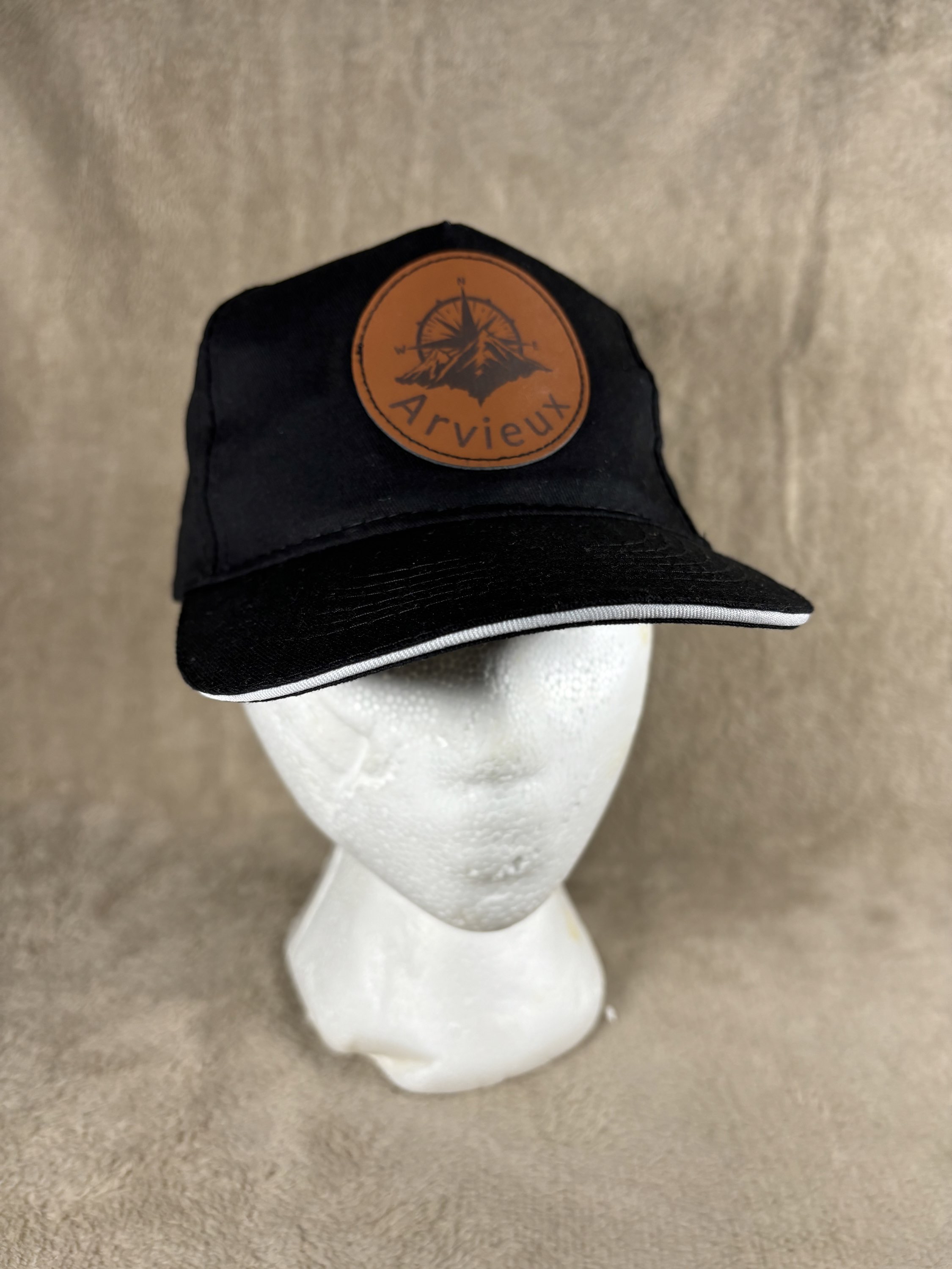 Casquette personnalisée gravure laser sur pièce aspect cuir 