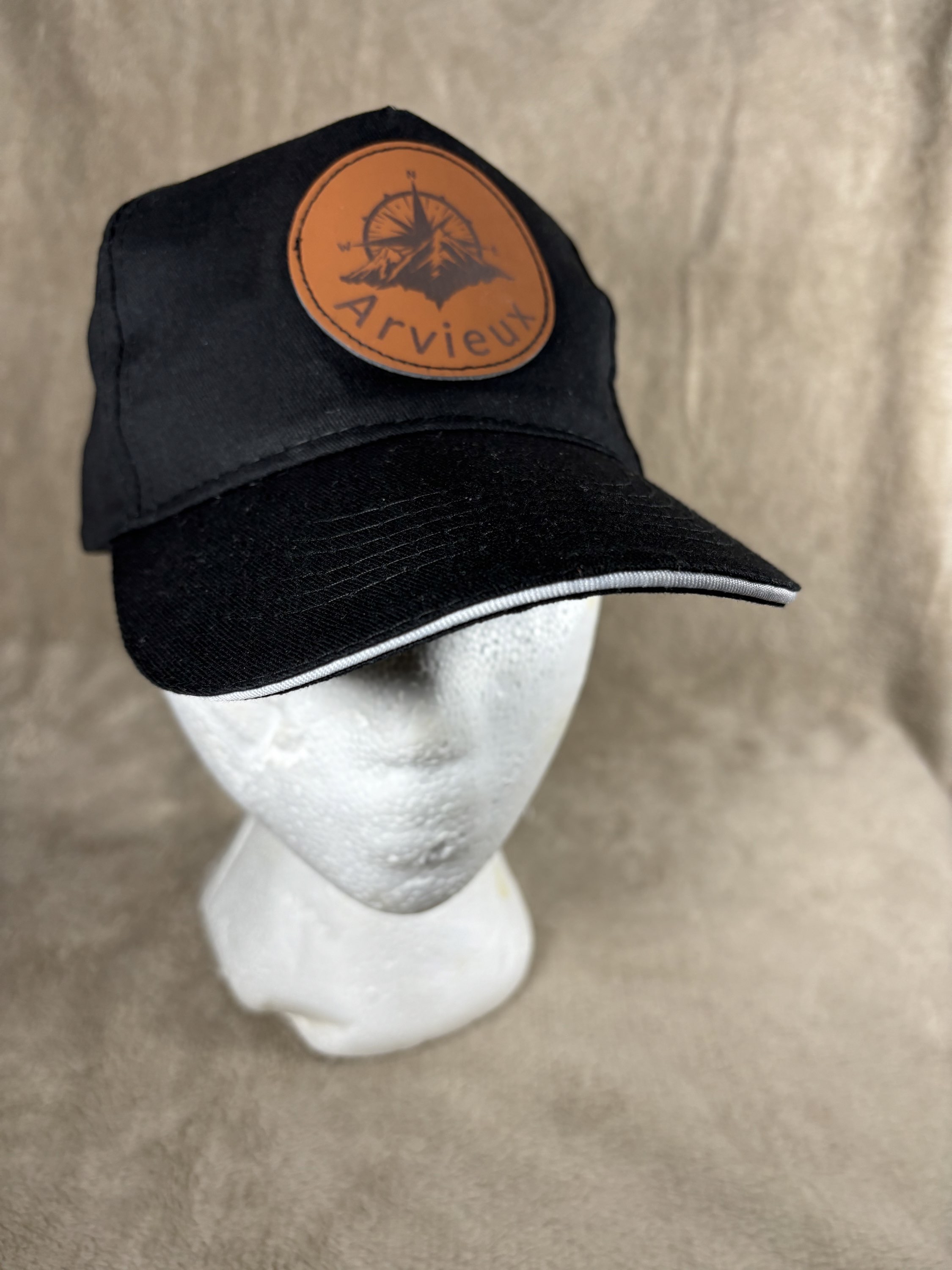 Casquette personnalisée gravure laser sur pièce aspect cuir 