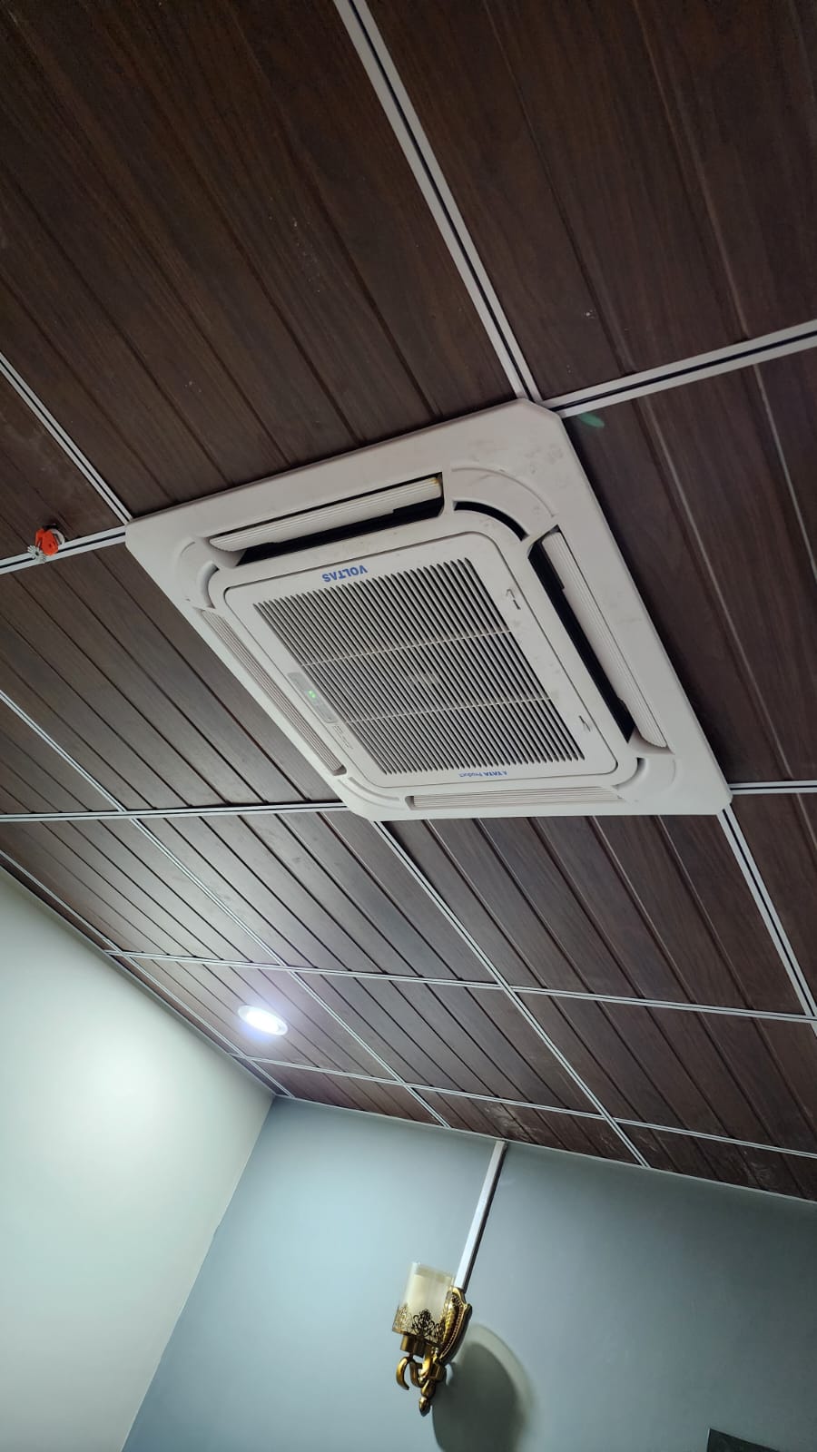 Ceiling-Mounted Air Conditioner